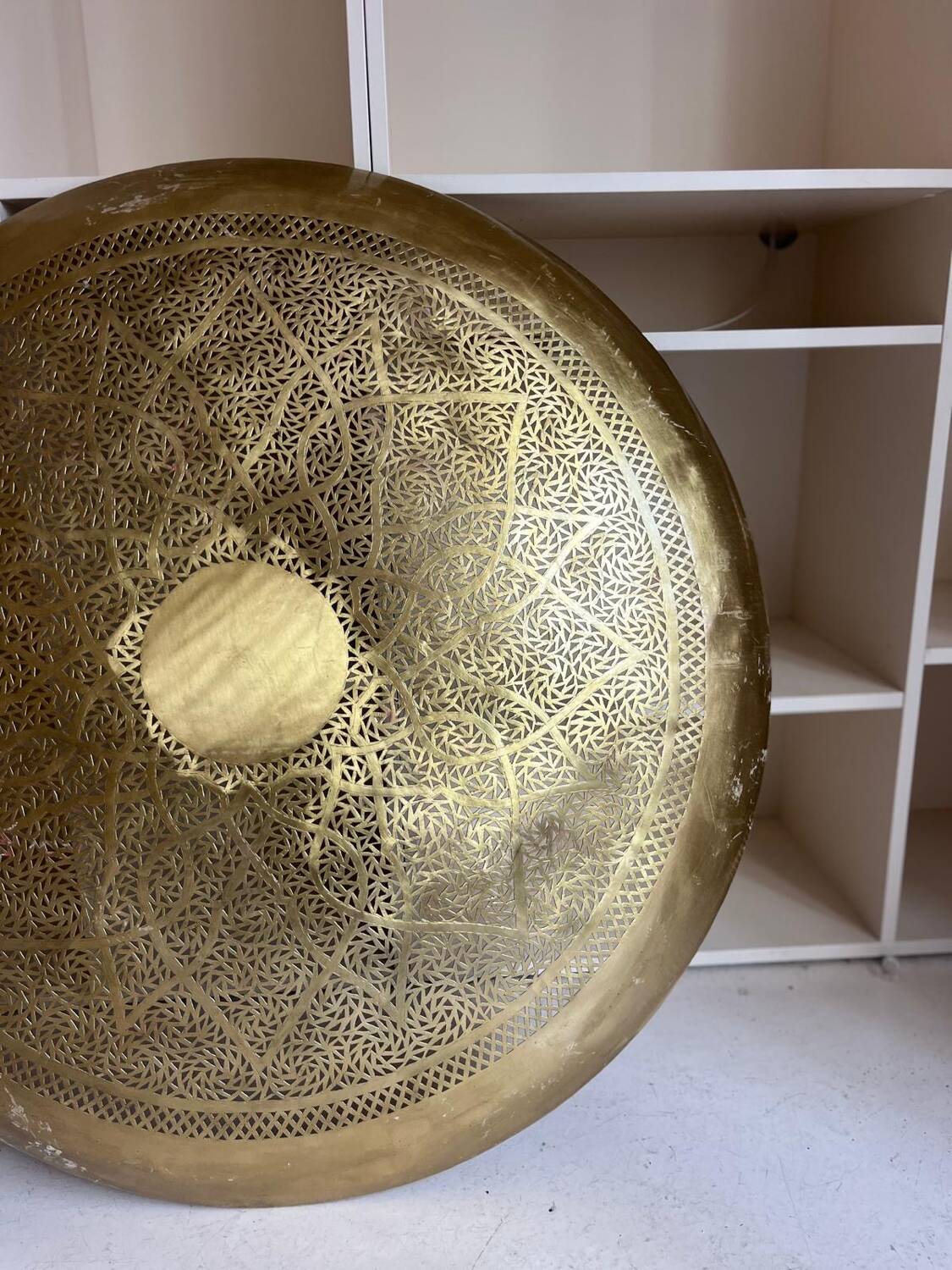 Large oriental wall lamp in hammered gold-plated perforated brass, 100 cm.