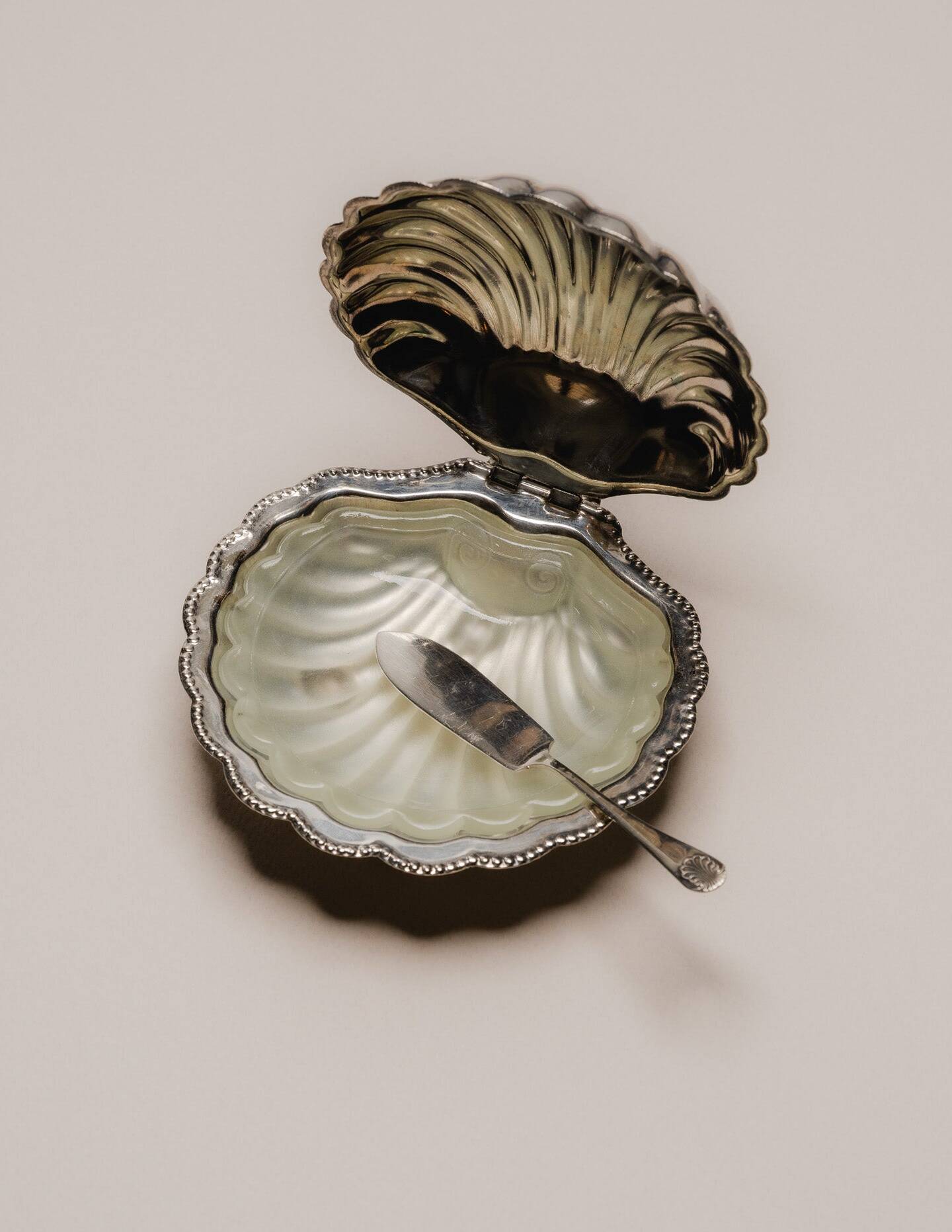 Silver-plated metal shell butter dish, 1970s