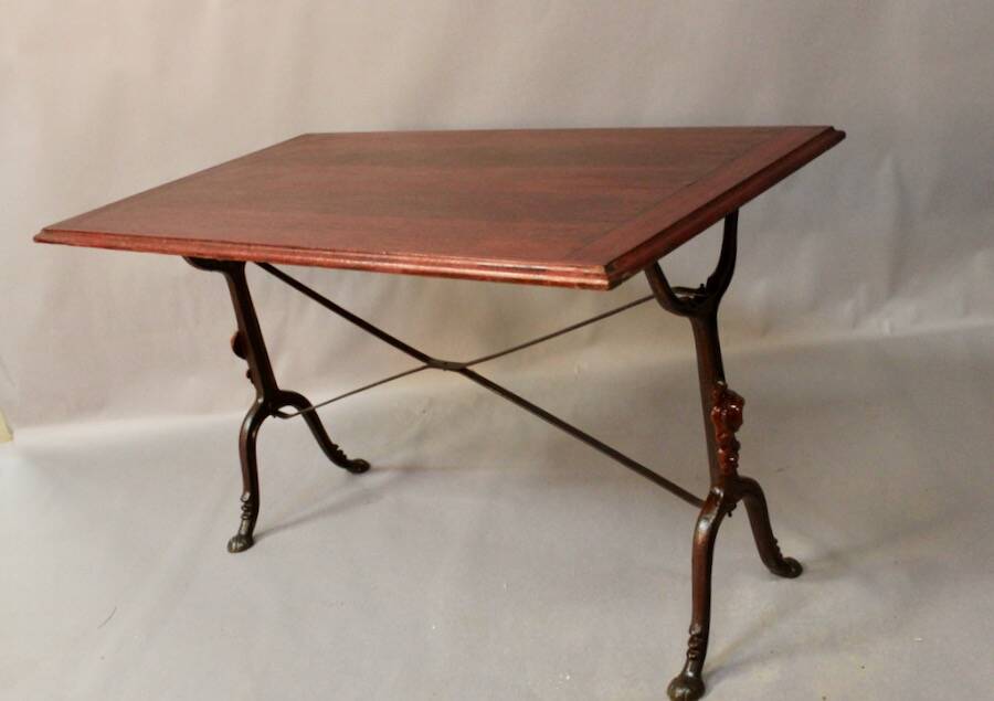 9 tables bistrot en bois et fer forgé, 1900