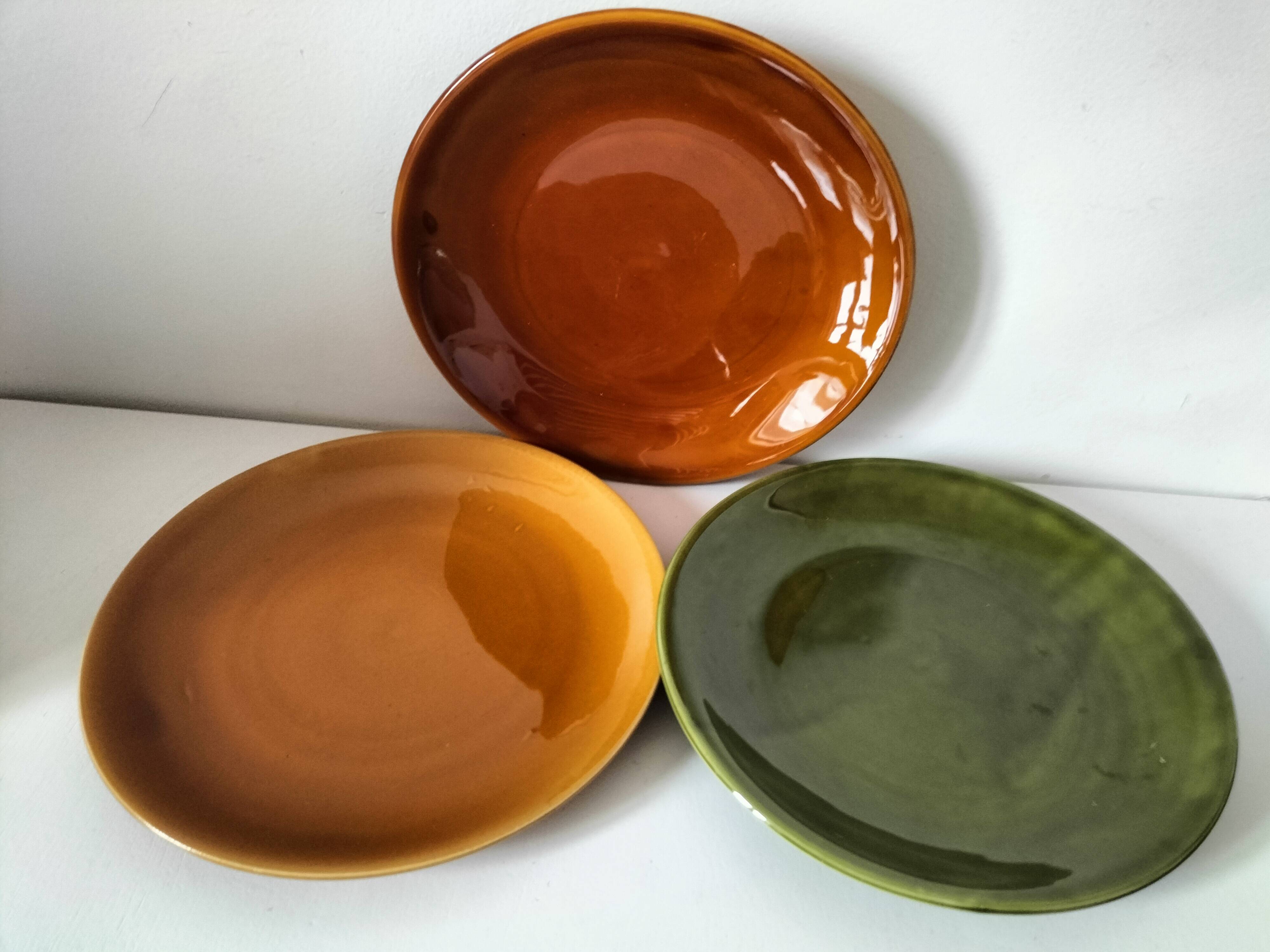 Set of green and amber enamelled plates