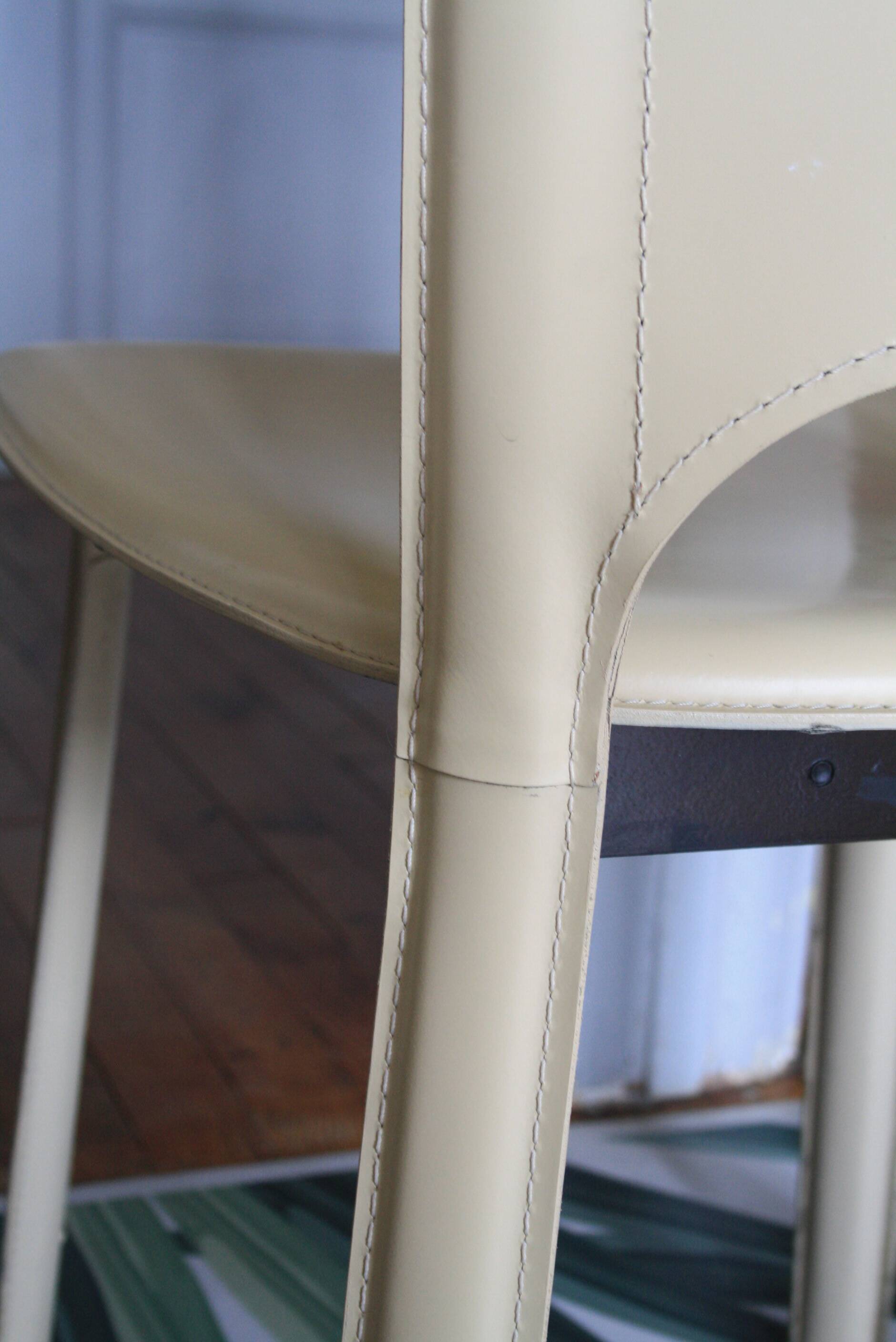 Set of 4 beige leather chairs from the 80s in Italy