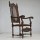 Fauteuil danois à haut dossier des années 1930, en maille, velours et bois de chêne sculpté.