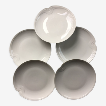 5 assiettes en porcelaine blanche