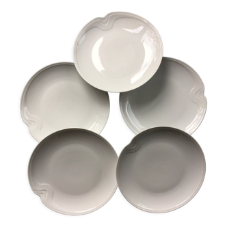 5 assiettes en porcelaine blanche