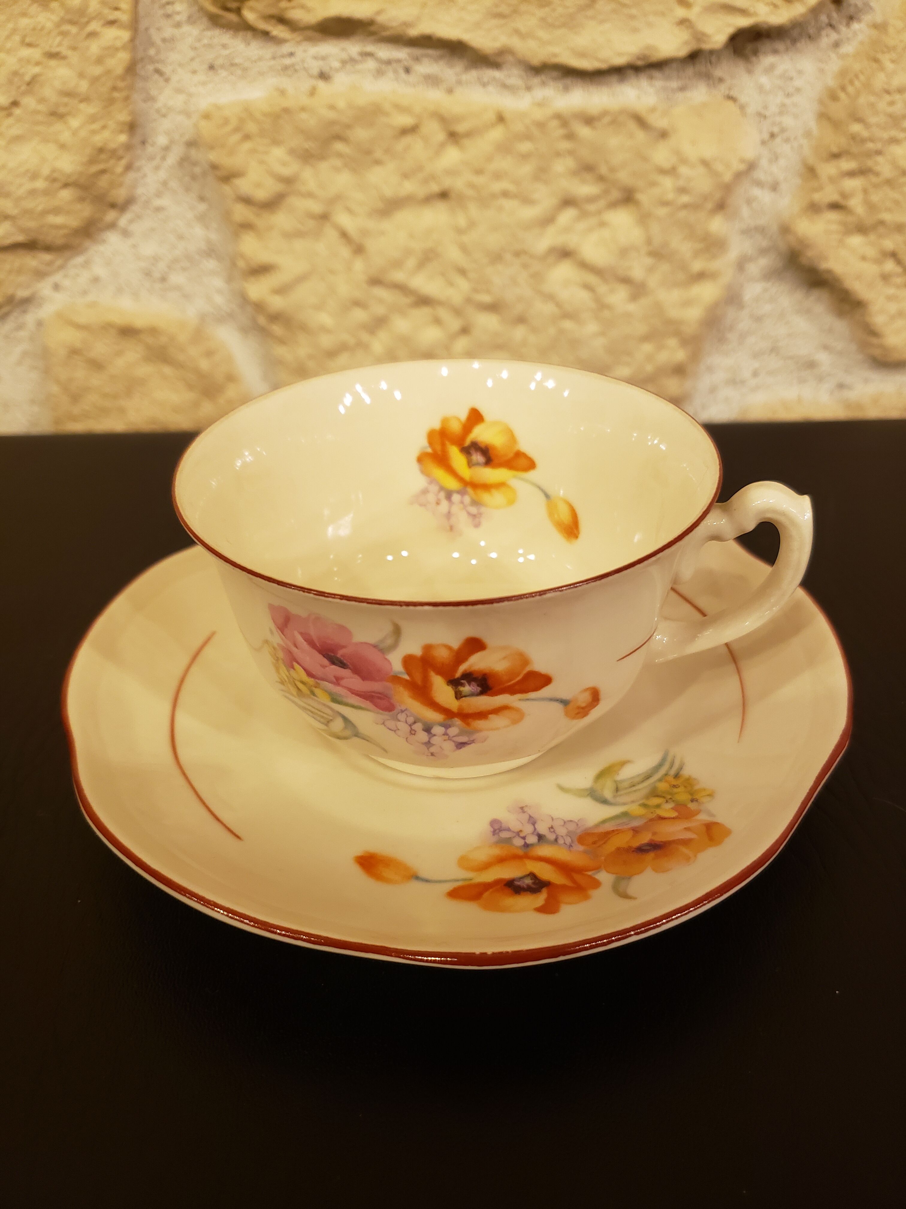 Service 6 people 6 plates, cups and saucers