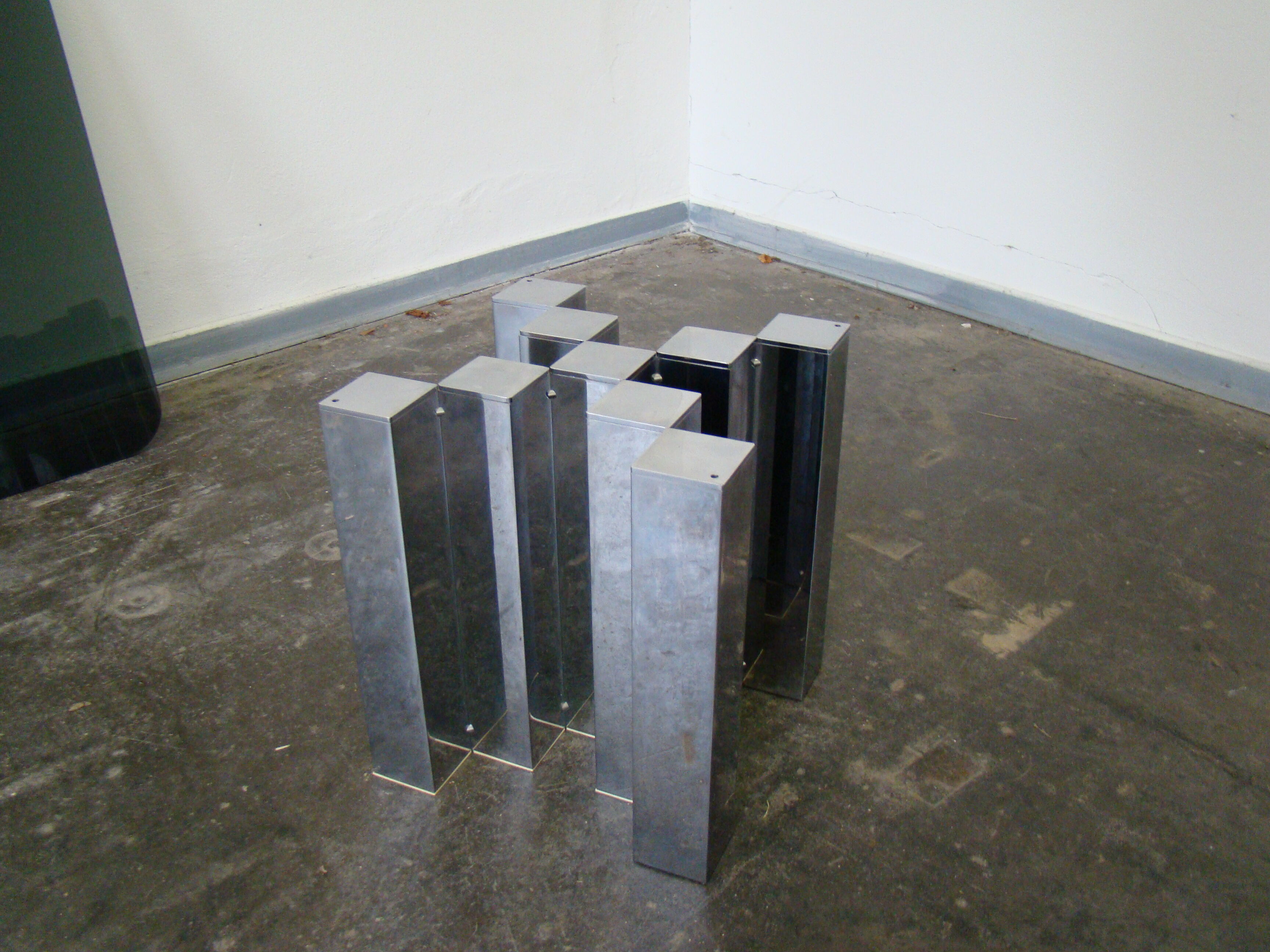 Table basse en verre fumé et chrome 1970