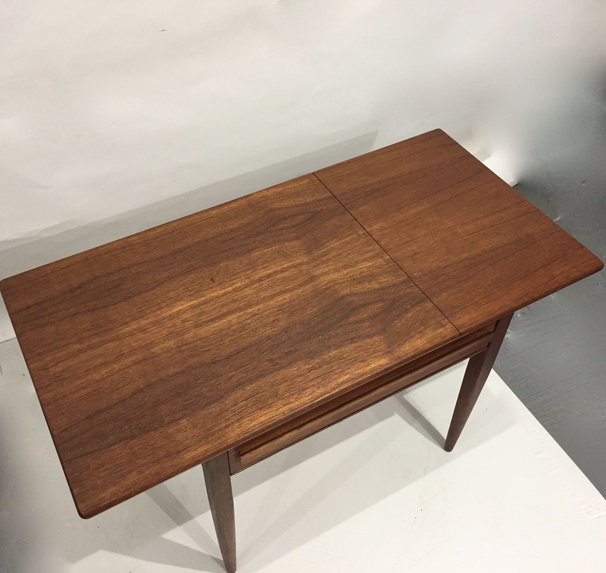 Table basse travailleuse danoise