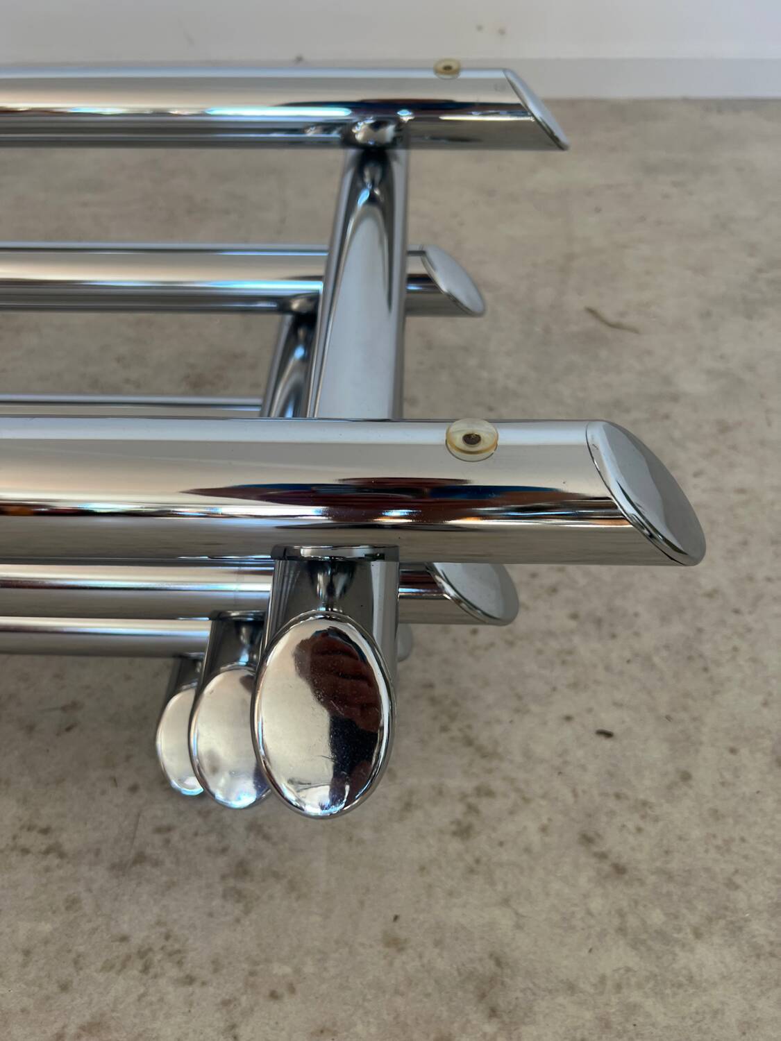 Table basse Space âge années 70 métal tubulaire et verre fumé design italien