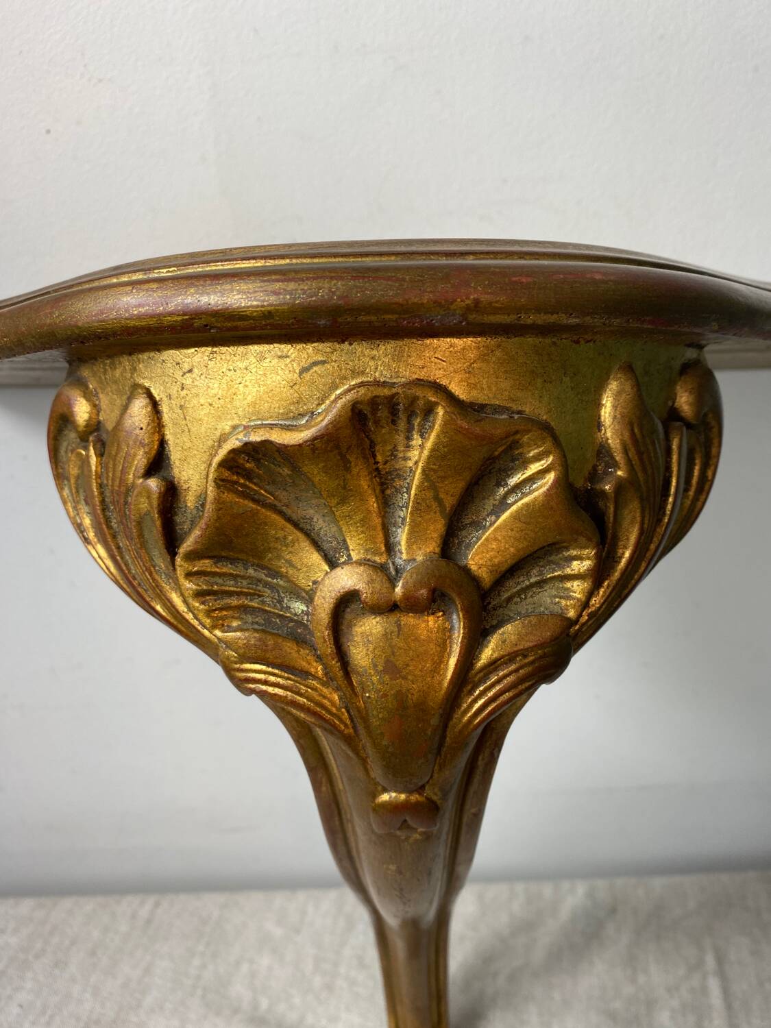 Console murale dorée de style baroque