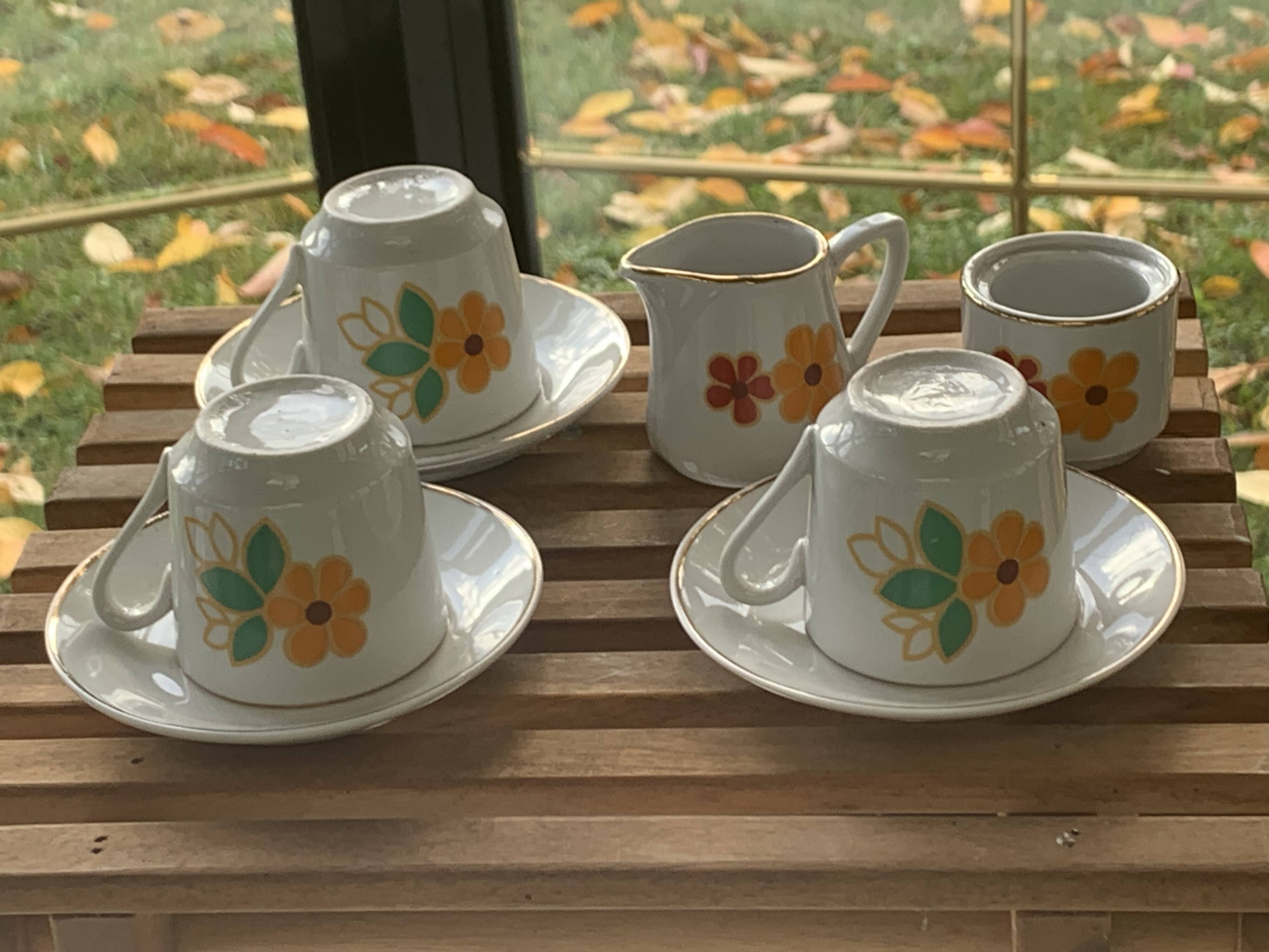 Porcelain dinette for dolls consisting of a coffee maker, cups and saucers, vintage
