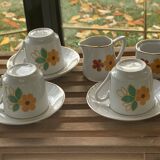 Dinette en porcelaine pour poupées composee d une cafetière, tasses et soucoupes, vintage