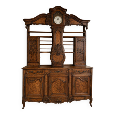Buffet deux-corps bressan du XVIIIᵉ siècle avec horloge ancienne–Style L XV