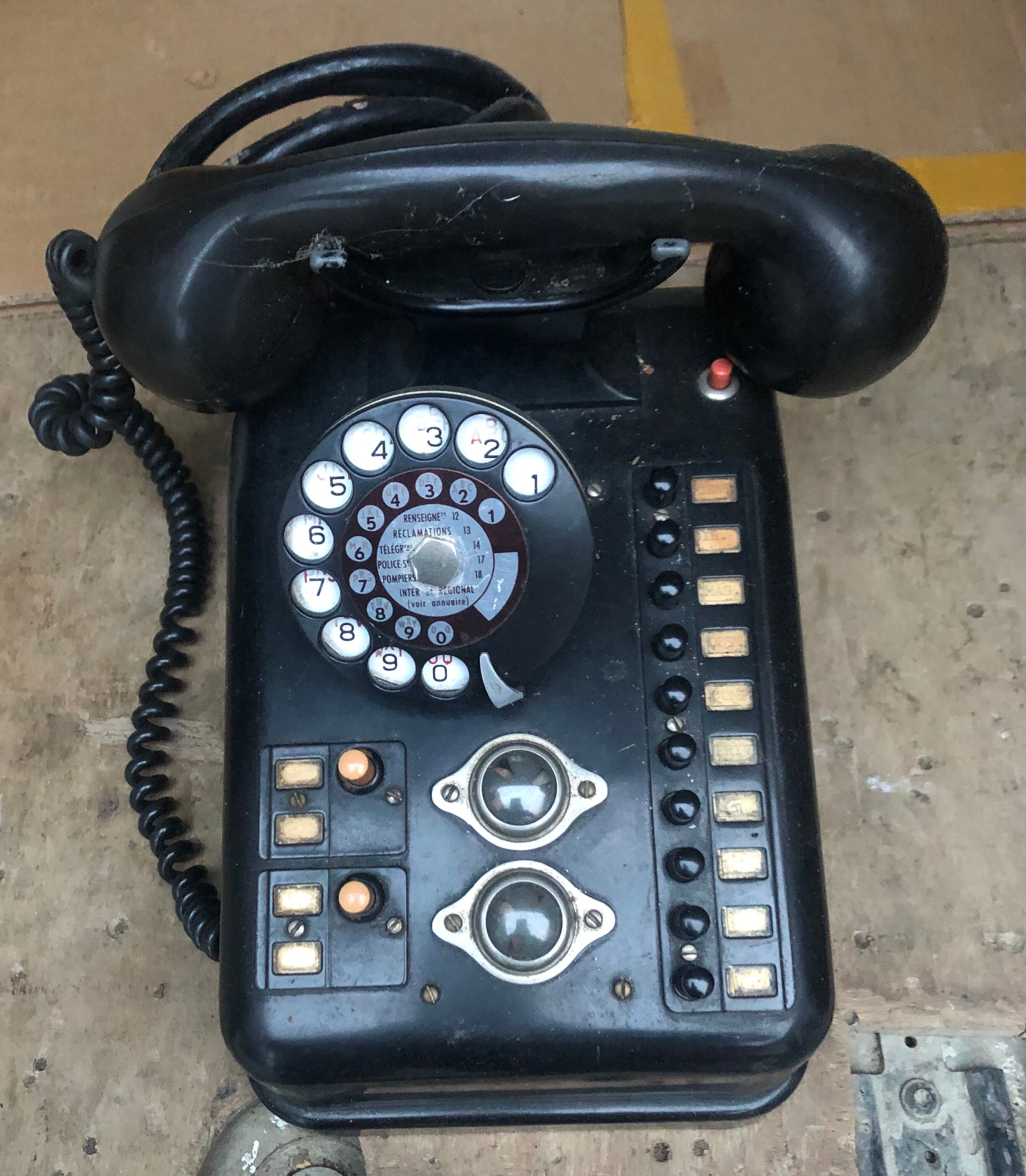 Téléphone ancien standard noir bakélite début XXe