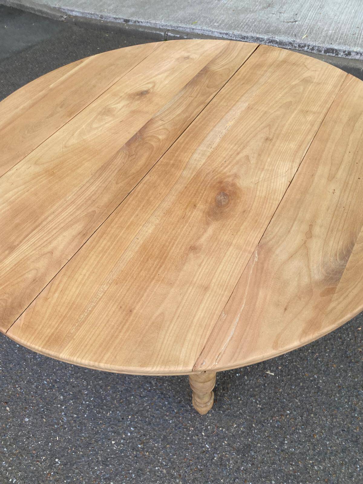 Table à manger ronde extensible à volets décapée en noyer brut 2 rallonges