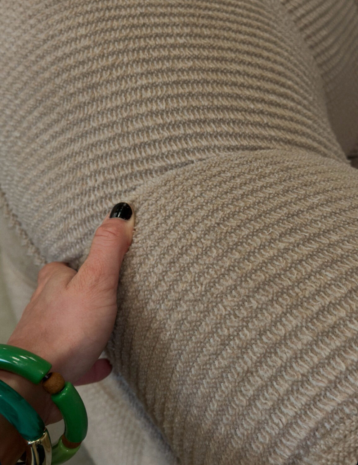 Paire de fauteuils vintage sculpturaux en tissu chenillé côtelé beige