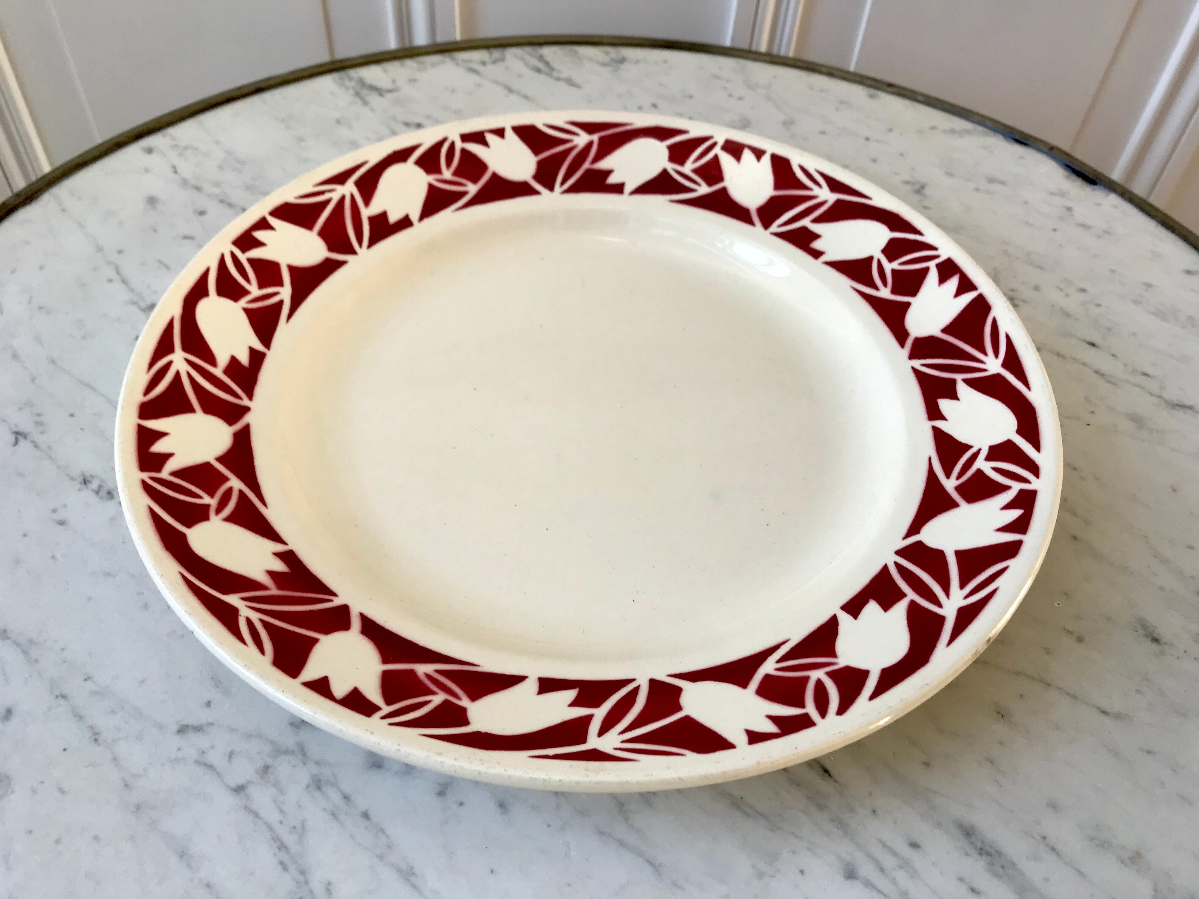 Plat rond Badonviller tulipes bordeaux années 30-40