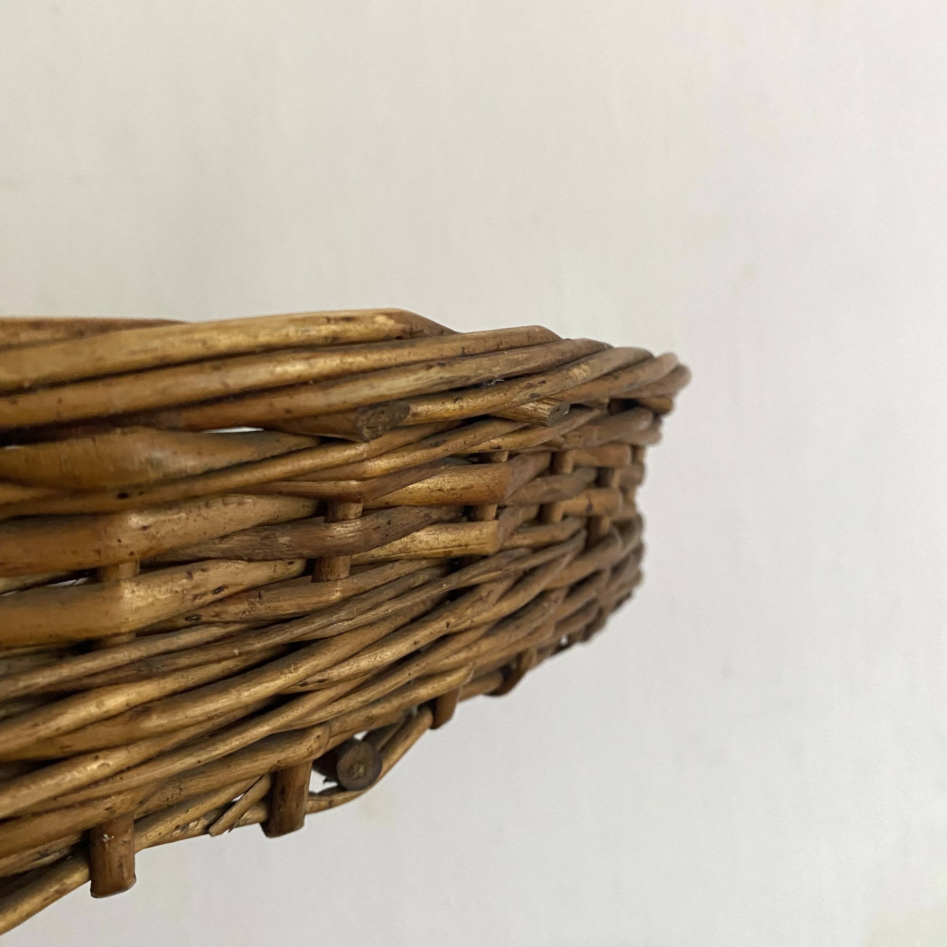 Flat-bottomed woven wicker basket