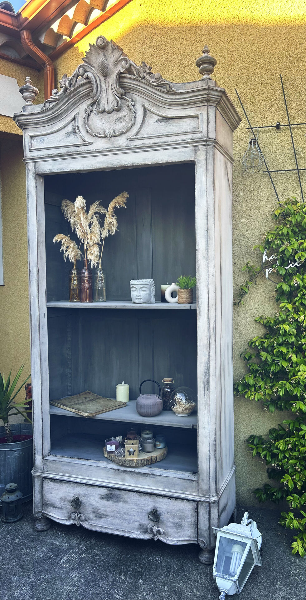 Patinated Tuscan-style bonnetière