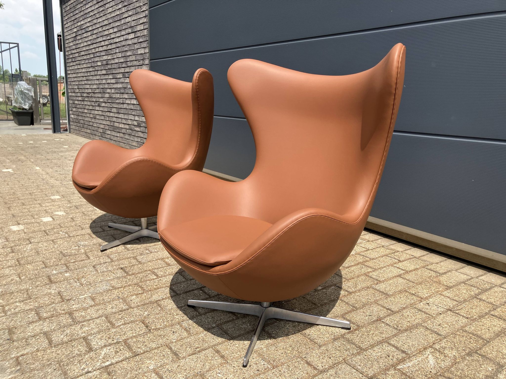 2x Fritz Hansen Egg Chair +1x Ottoman in Cognac leather NIEUW!!
