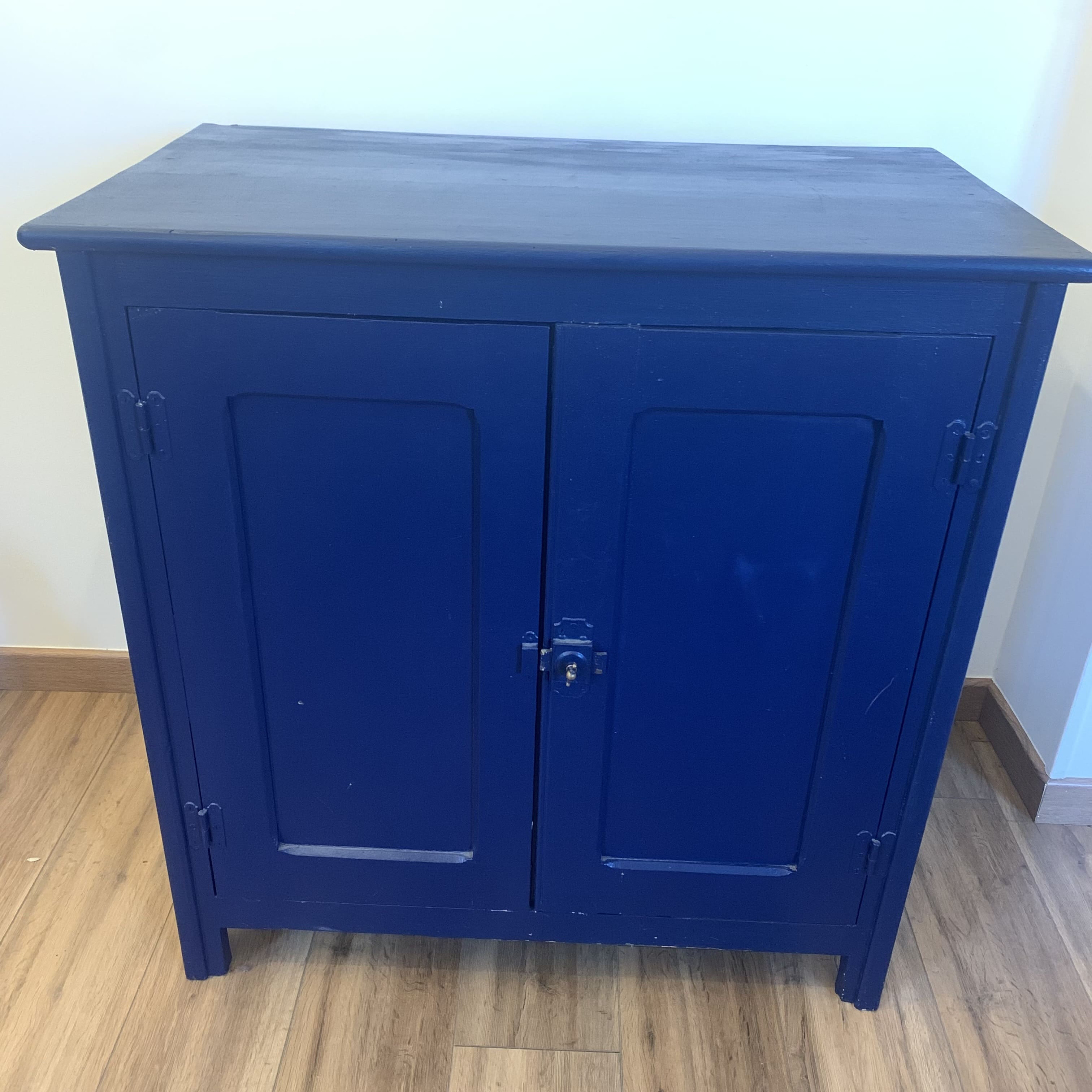 Meuble parisien bleu