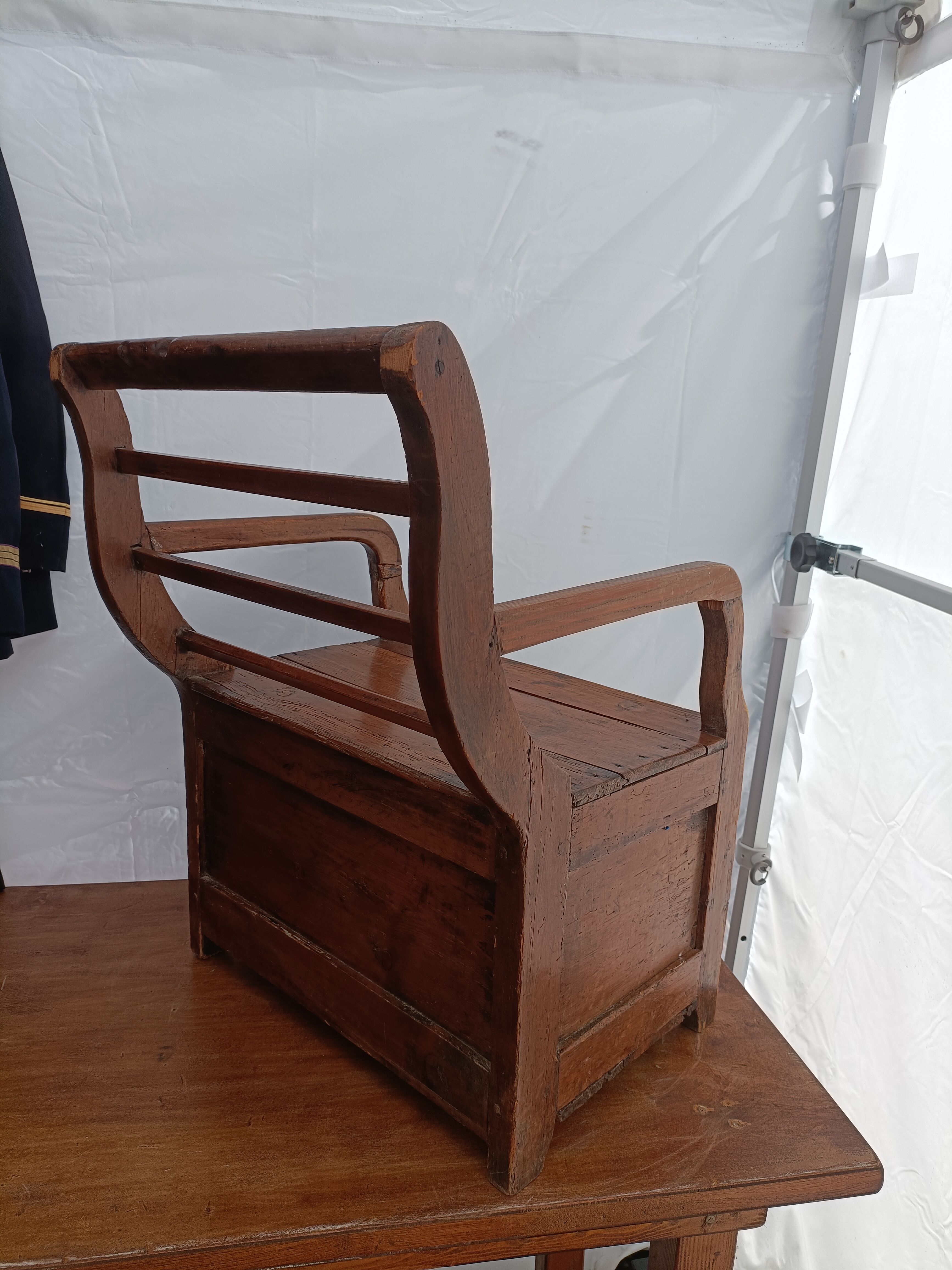 Fauteuil coffre bois rustique