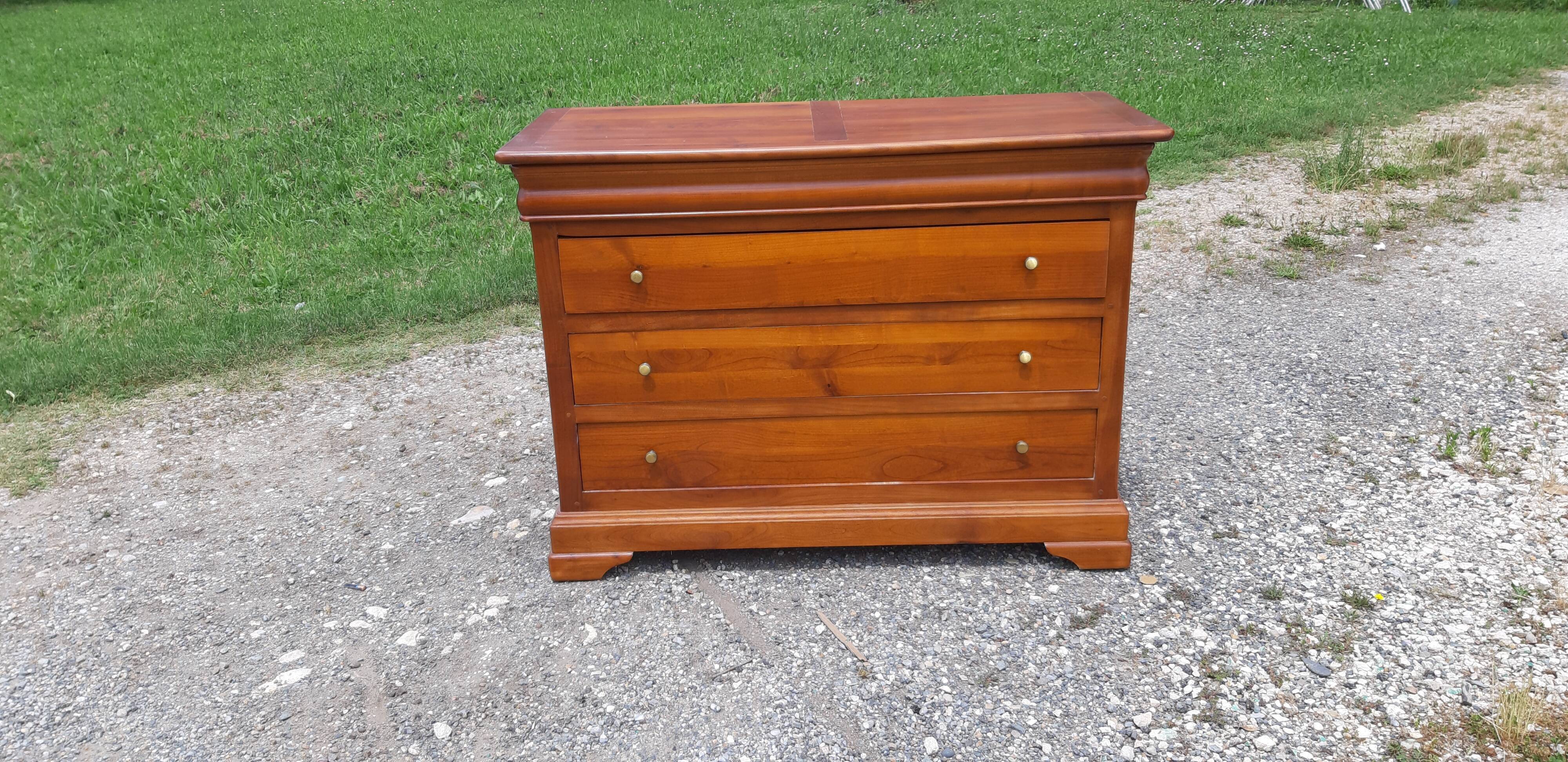 Cherry wood chest of drawers with 4 drawers