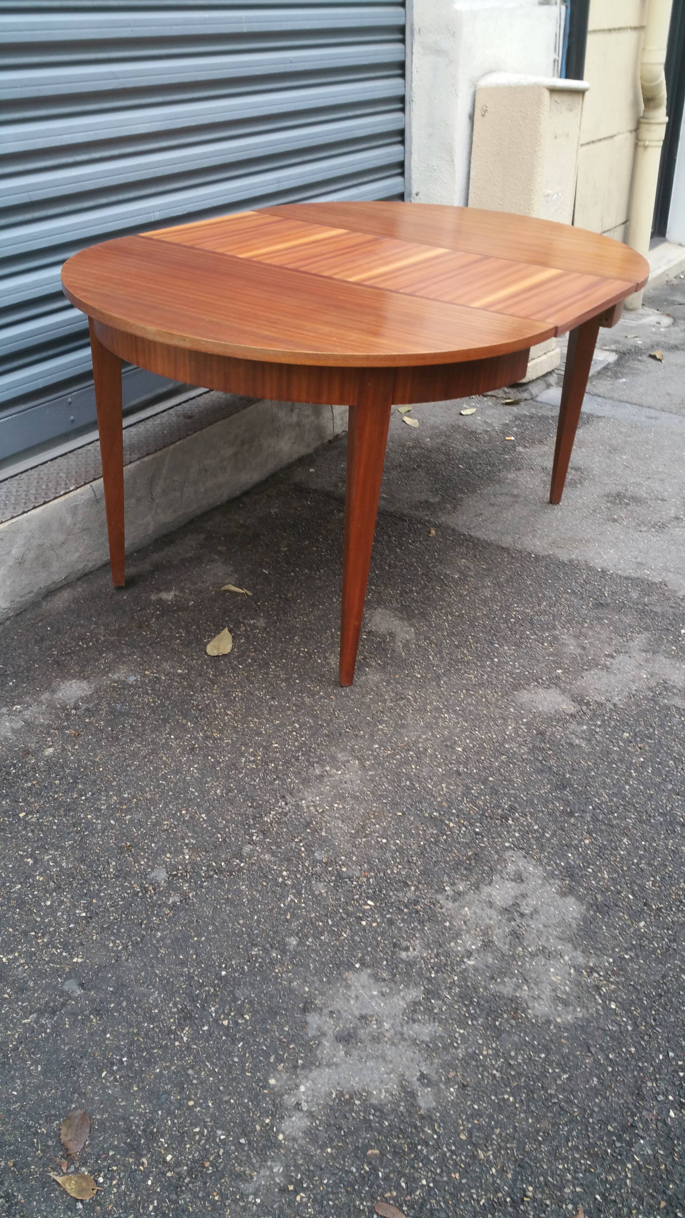 Table scandinave