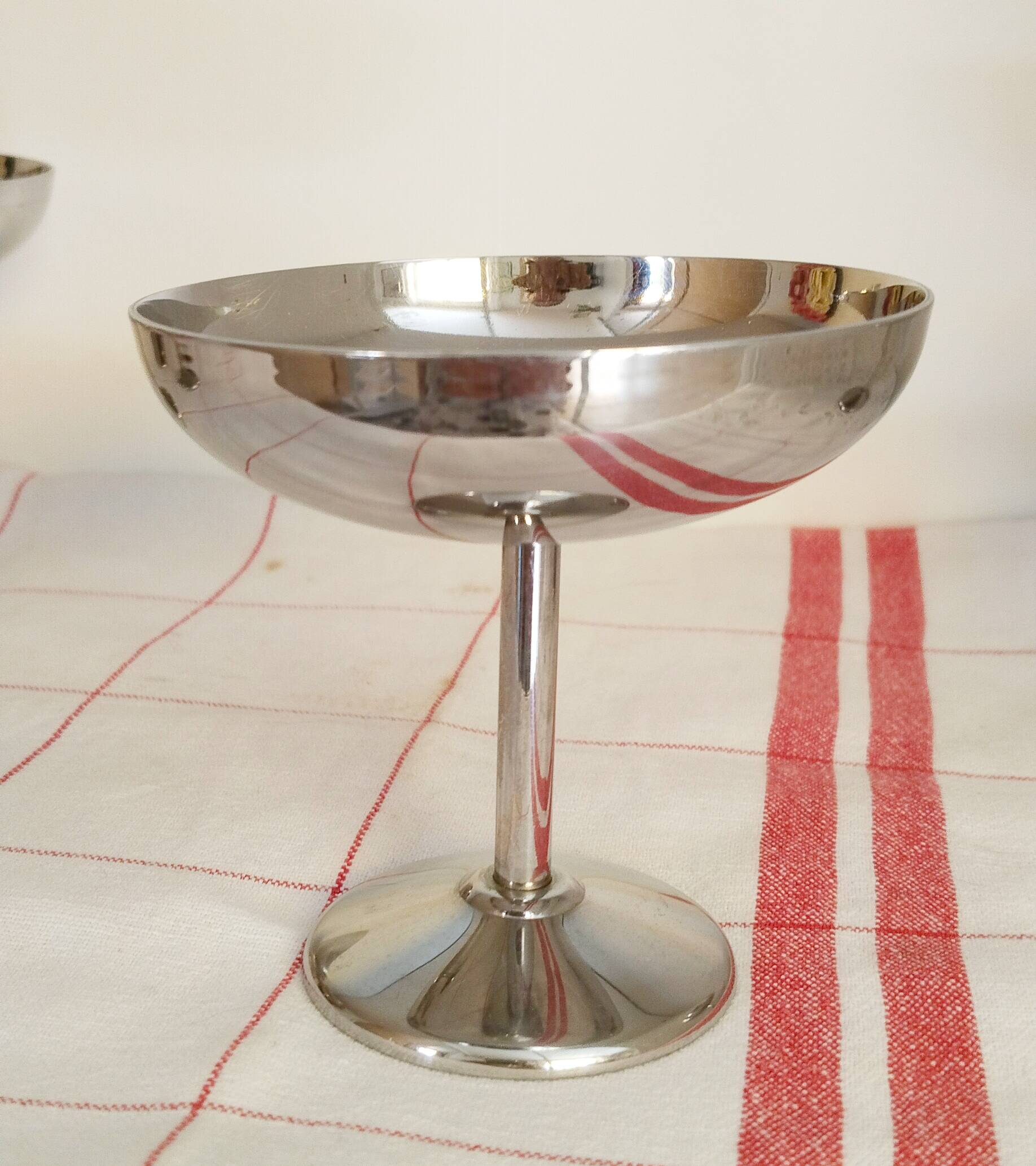 Set of 5 ice cream cups on a stand, in 18/10 stainless steel. (ref 5)