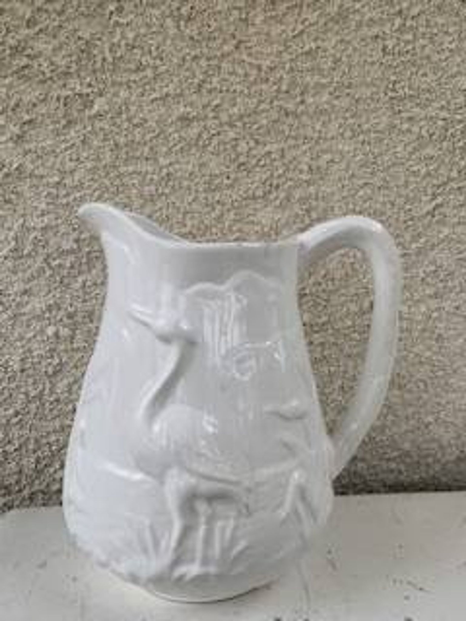 Carafe le héron en ceramique émaillée blanche barbotine