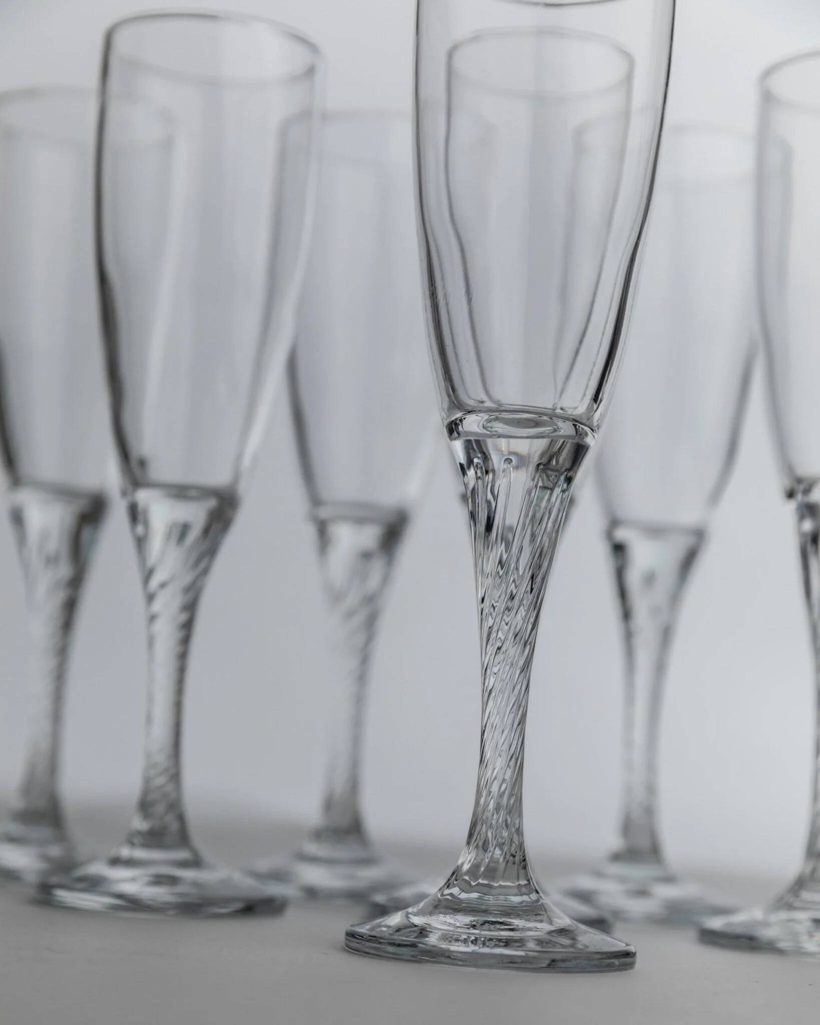 Lot of 8 vintage champagne flutes from the 1980s, transparent glass, twisted stem.