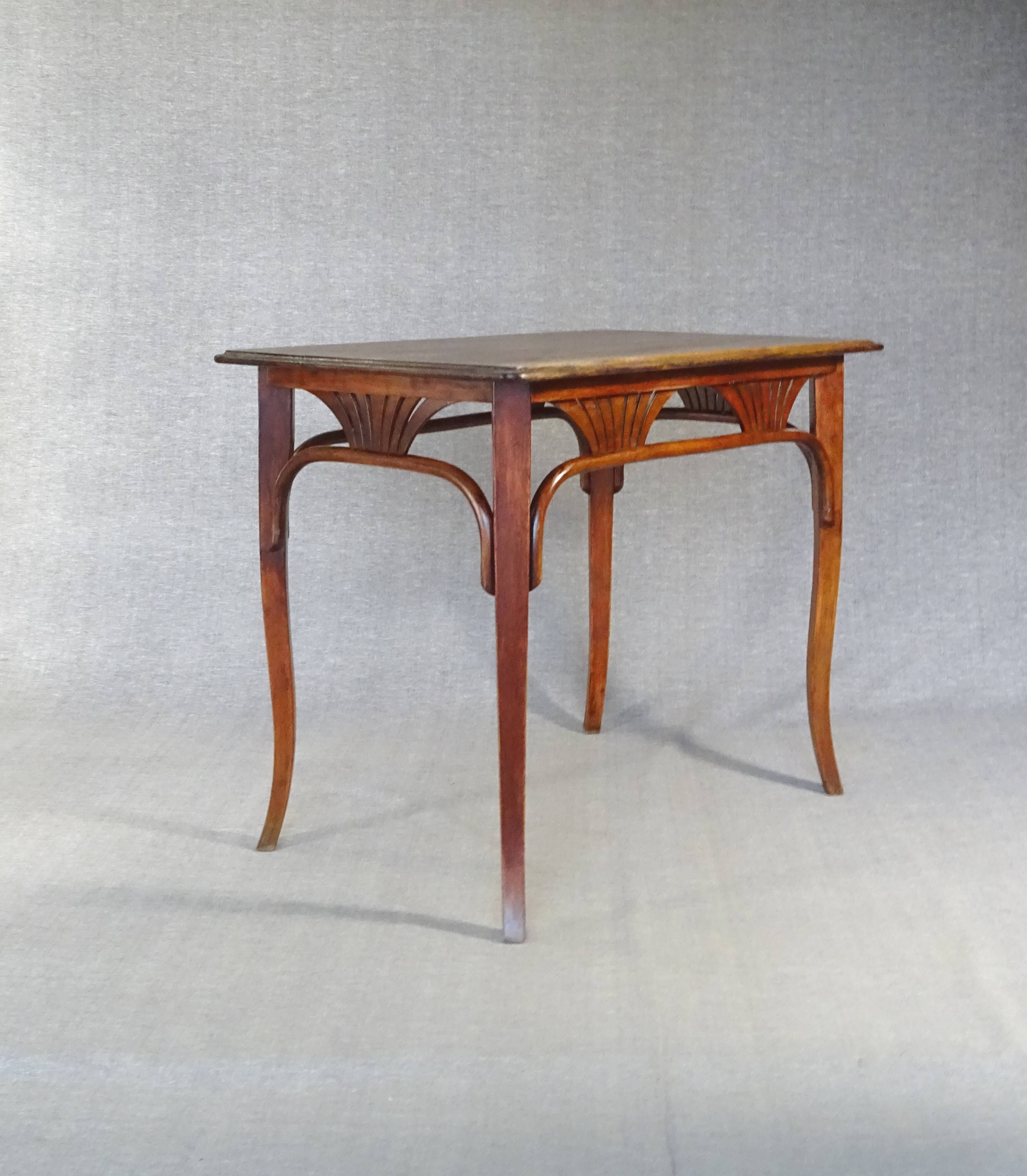 Table ou bureau Thonet N°8122, vers 1910, plateau chêne.