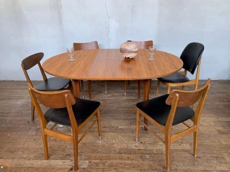Round table in teak with vintage butterfly extension from the 1960s
