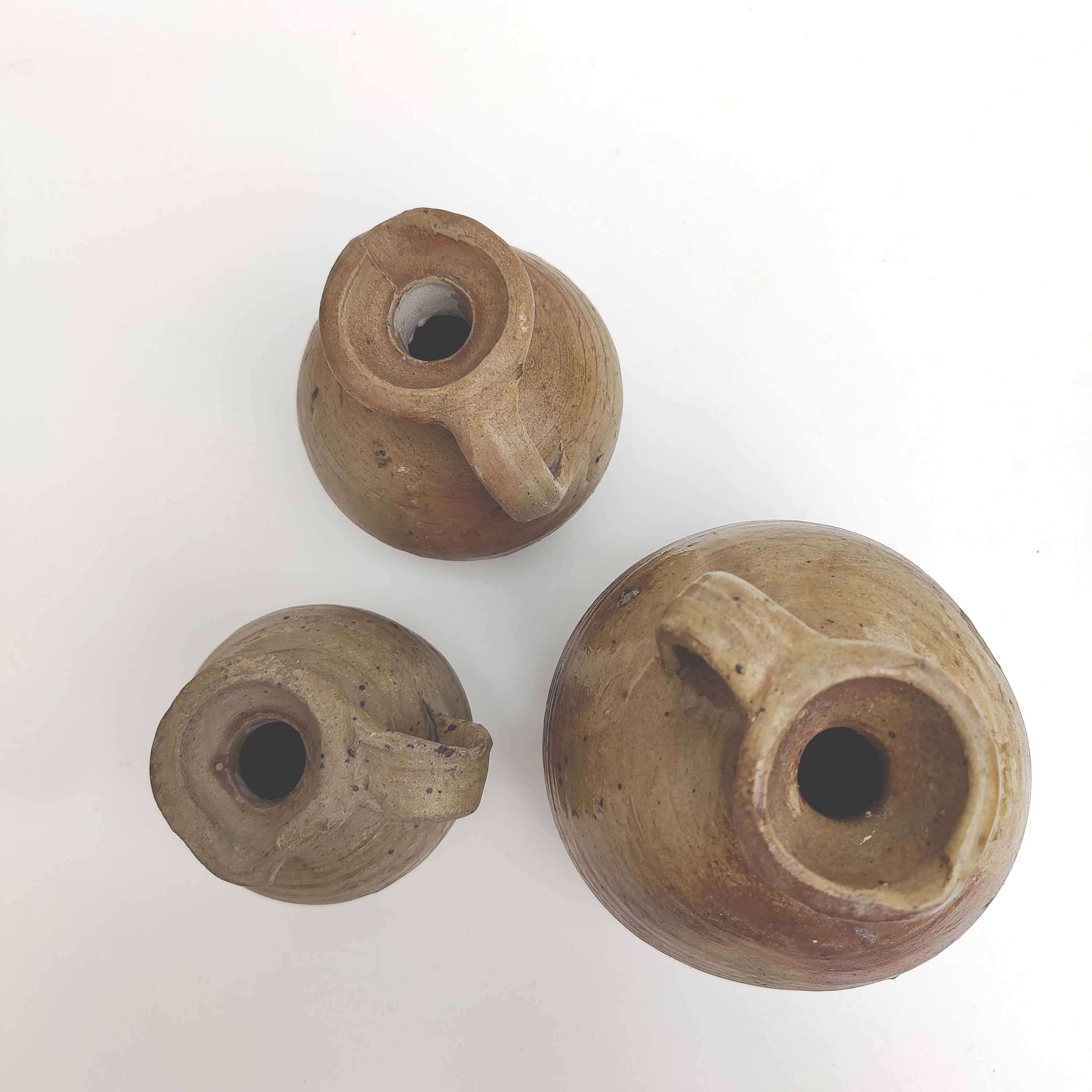 Lot de trois pichets en grès