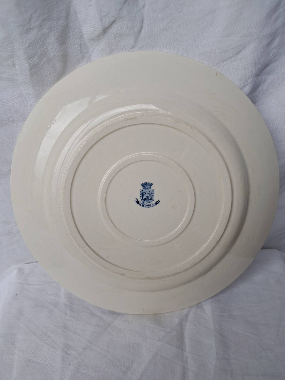 Round Gien porcelain dish with blue cyclamen motif