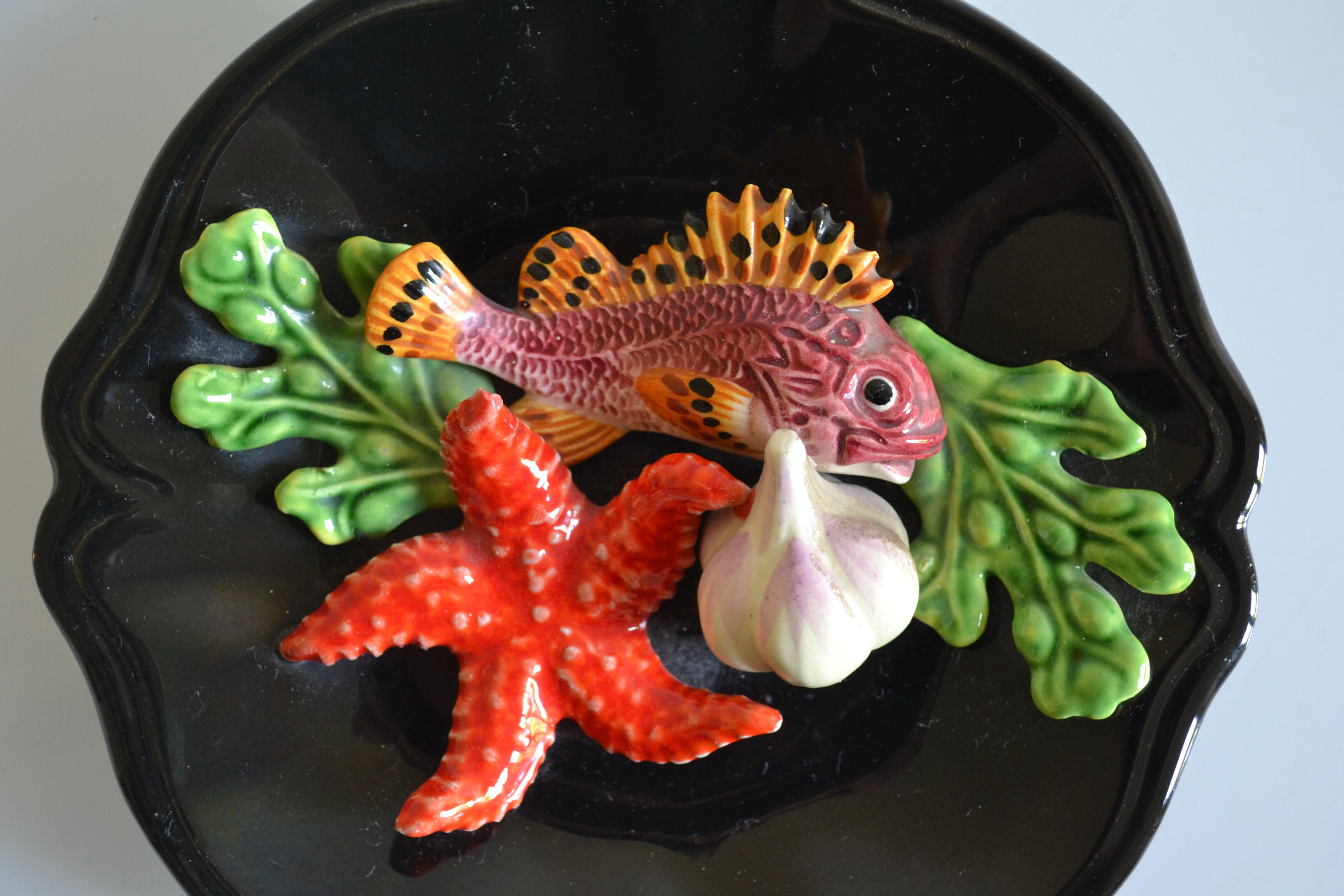 Assiette Vallauris 60's barbotine poisson