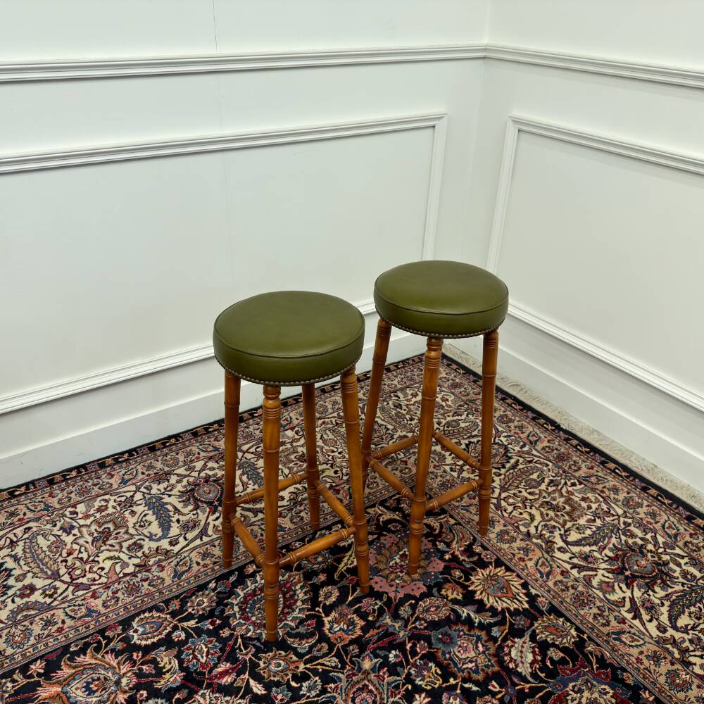 Bar Chesterfield anglais classique avec tabourets de bar