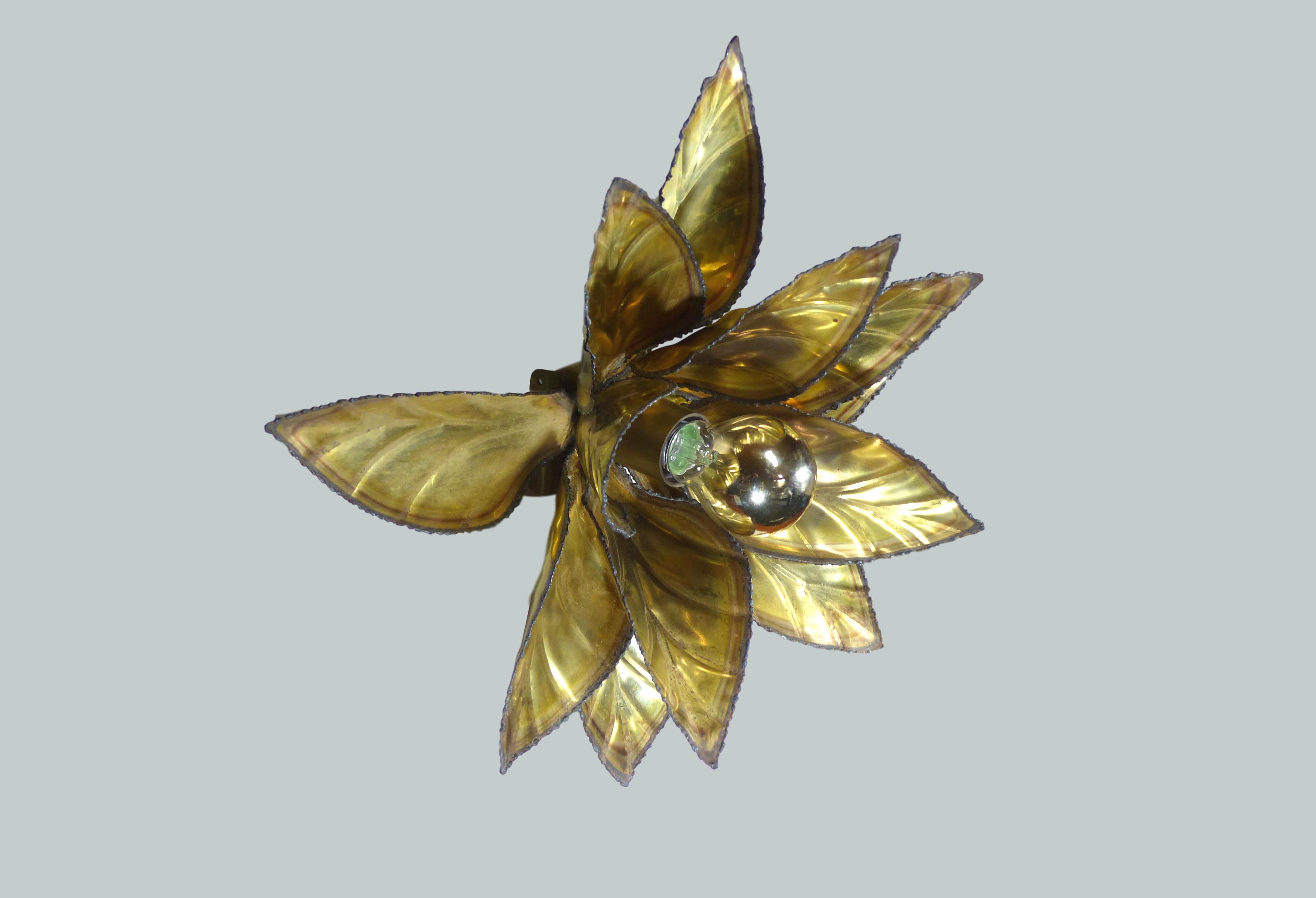 Wall sconce flower shaped and brass