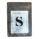 Lettre S sur plaques métalliques