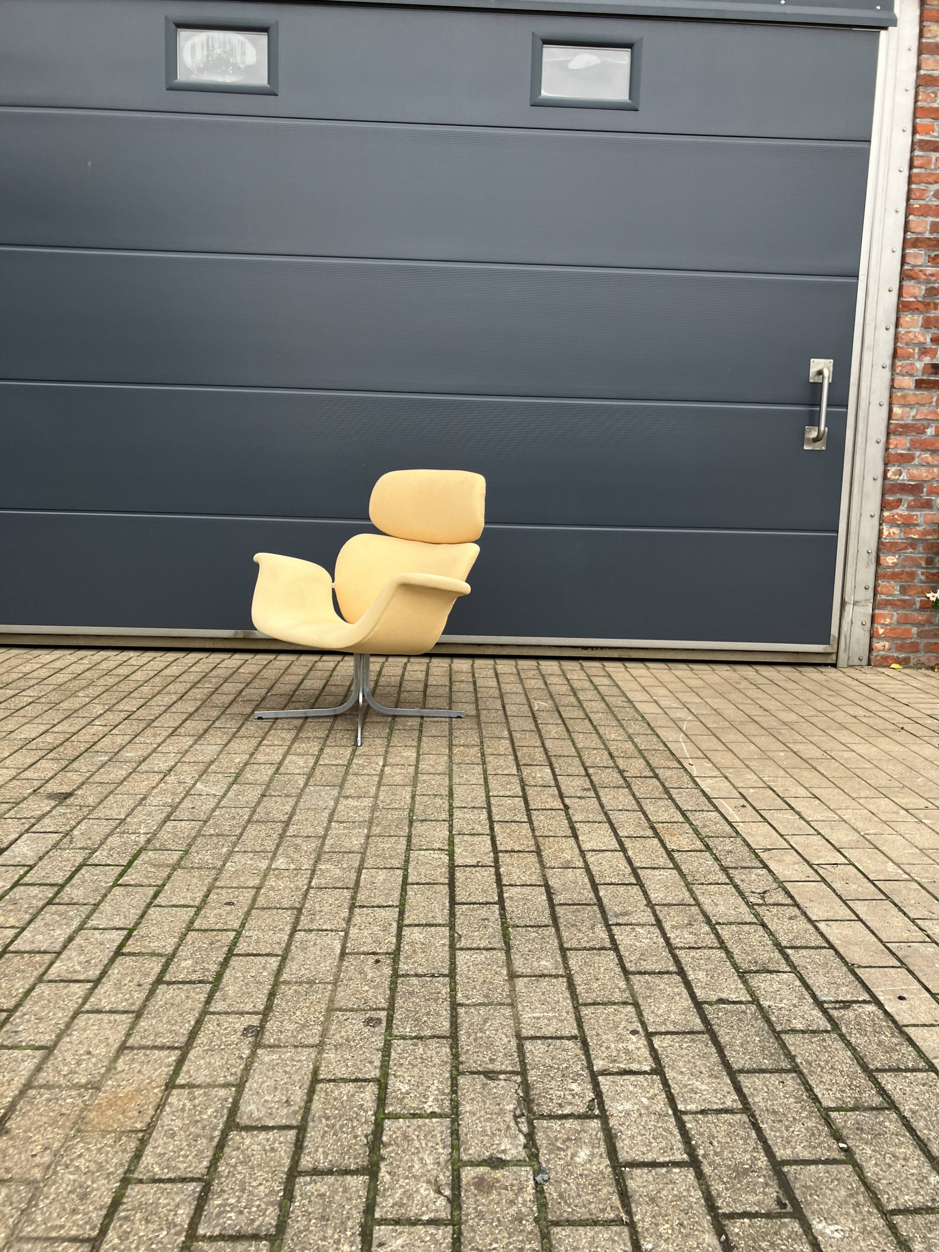 2x Artifort Big Tulip by Pierre Paulin, oud model met kruisvoet
