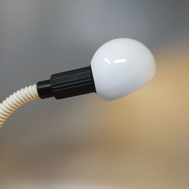1970s original white table lamp. made in Italy by Veneta Lumi