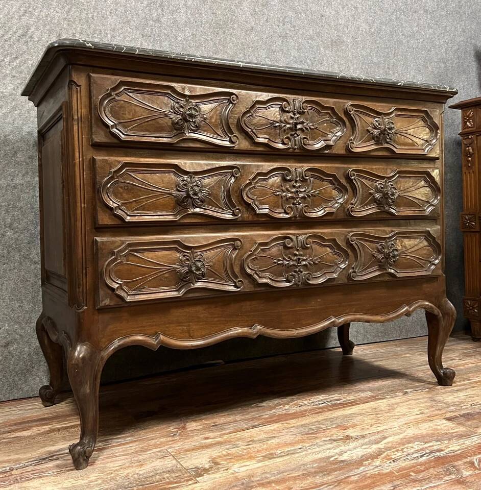 Commode Louis XV Baroque en noyer massif vers 1850-1880