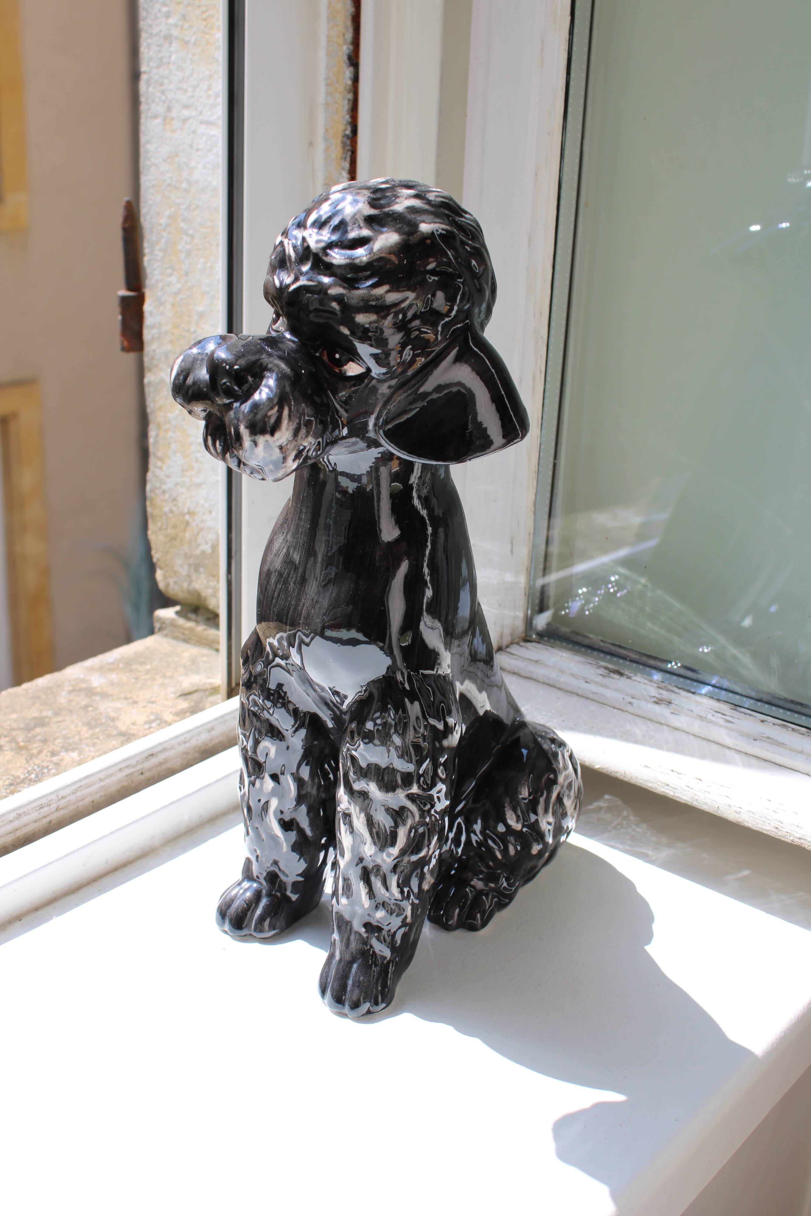 Grande sculpture de caniche noir kitsch vintage