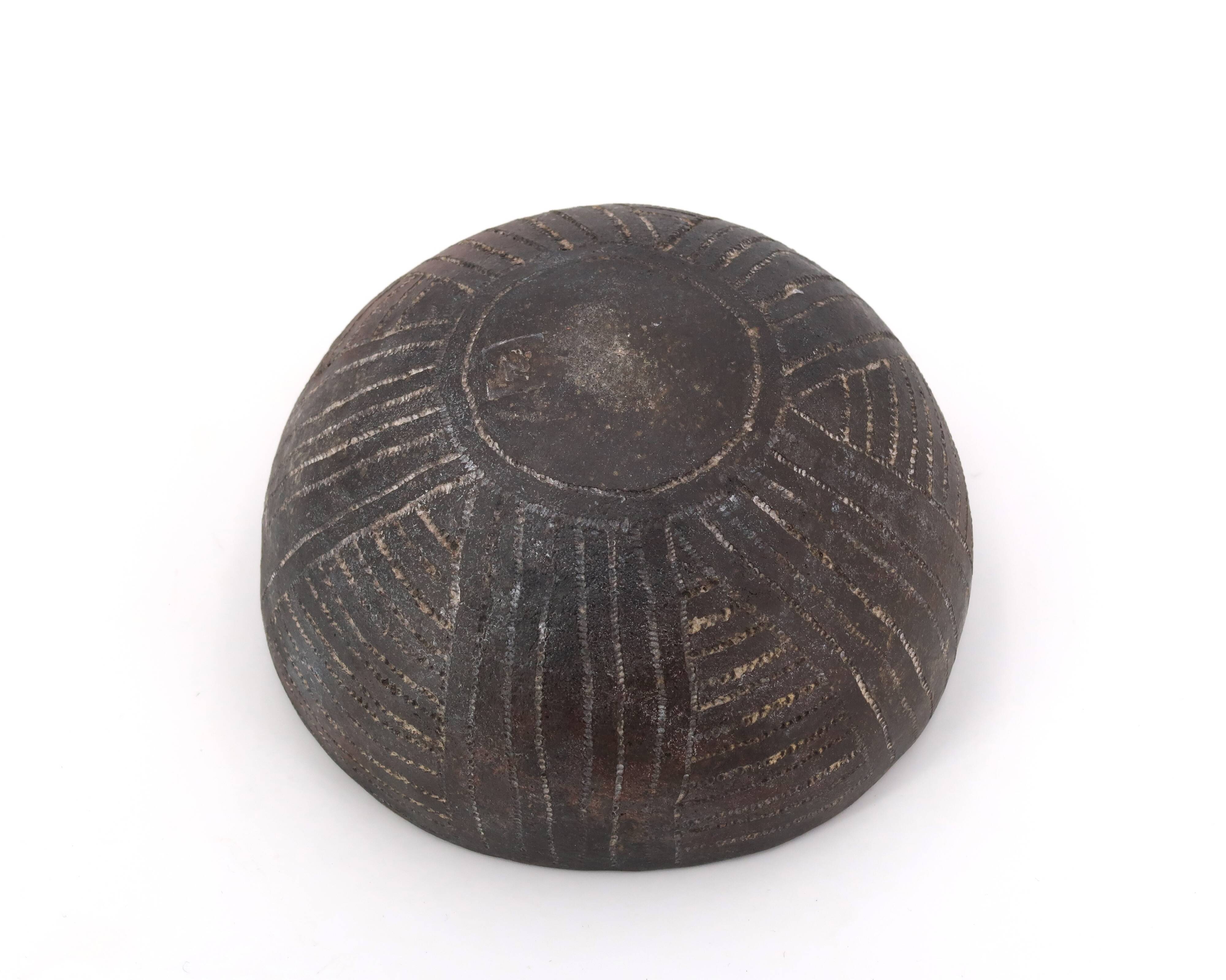 Empty tumbler pocket in ceramic by Brigitte Marionneau