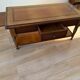 Table basse vintage en bois avec tiroir et tablettes