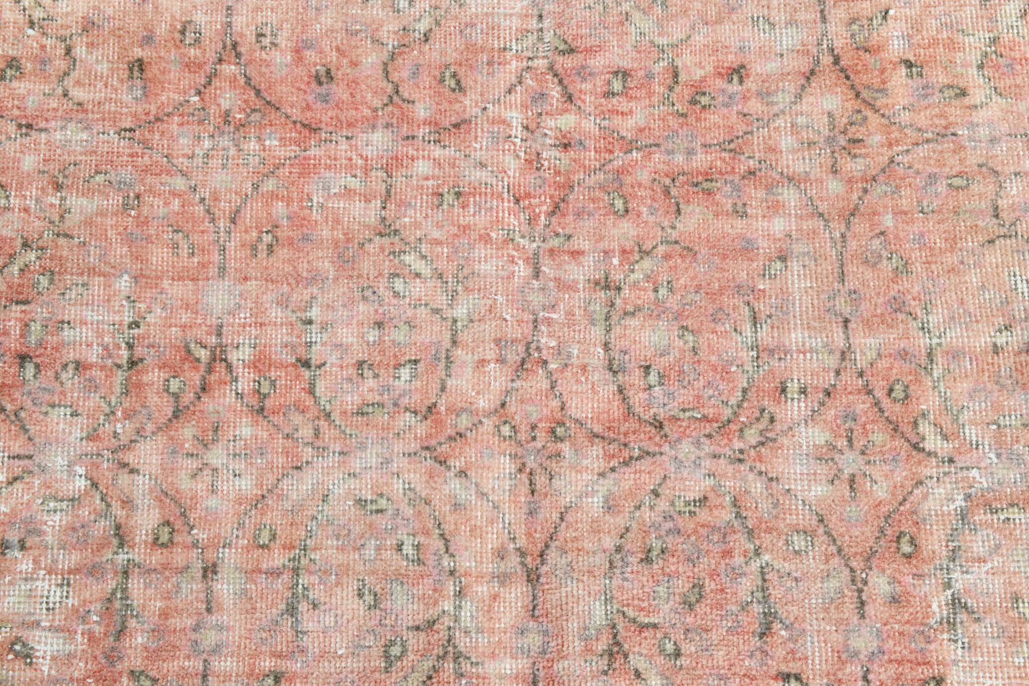 Tapis vintage à décor floral rouge et beige