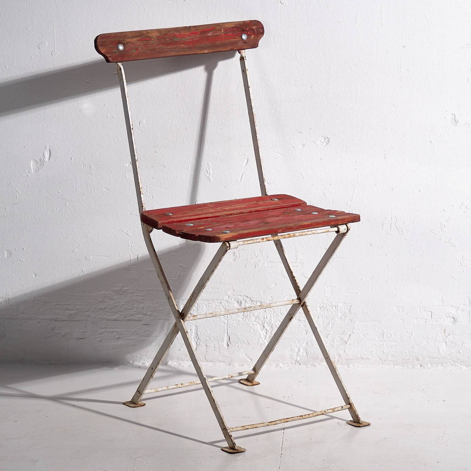 Antique red folding garden chairs (circa 1920). Set of 4 pieces