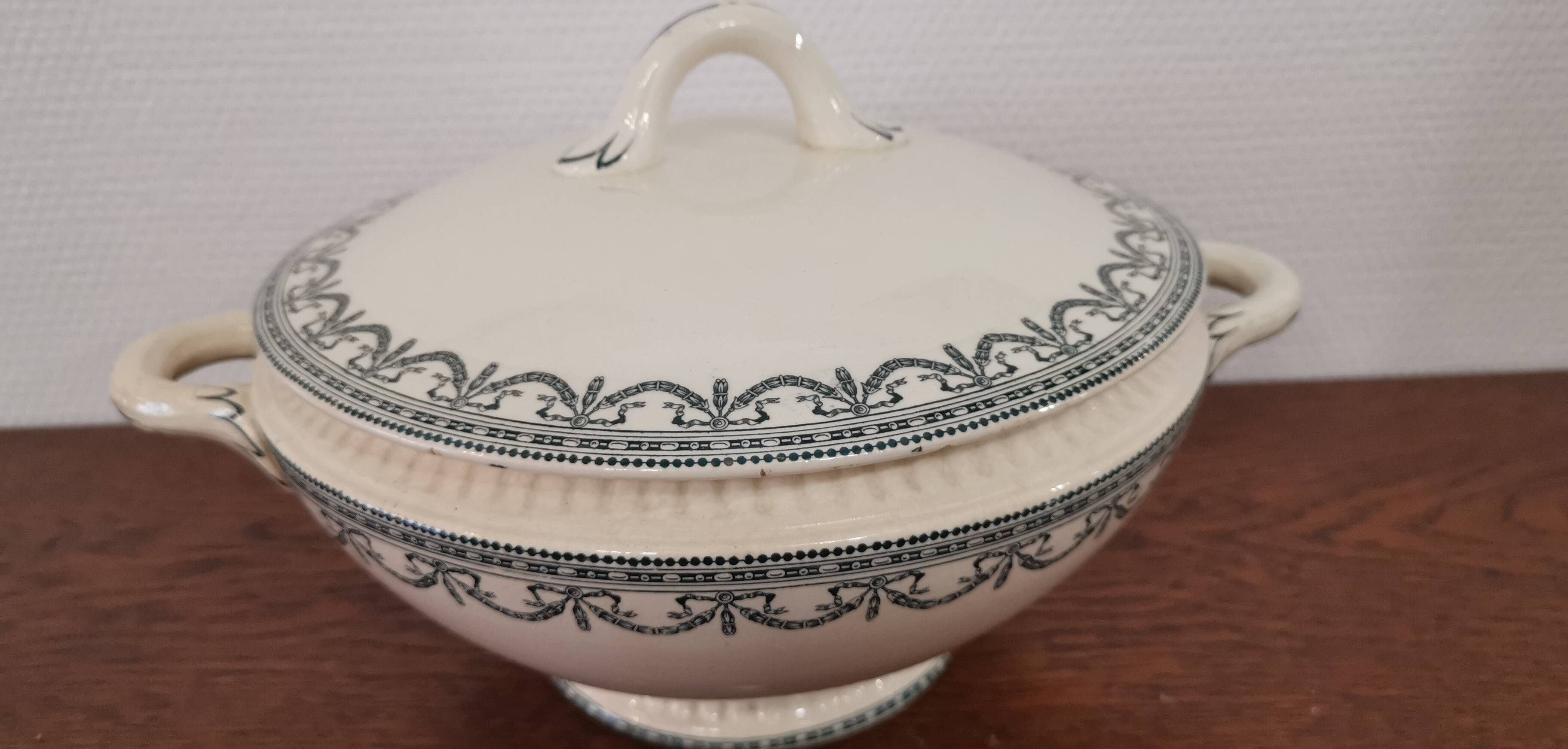 Iron earth tureen ec Salins, Louis XVI garlands