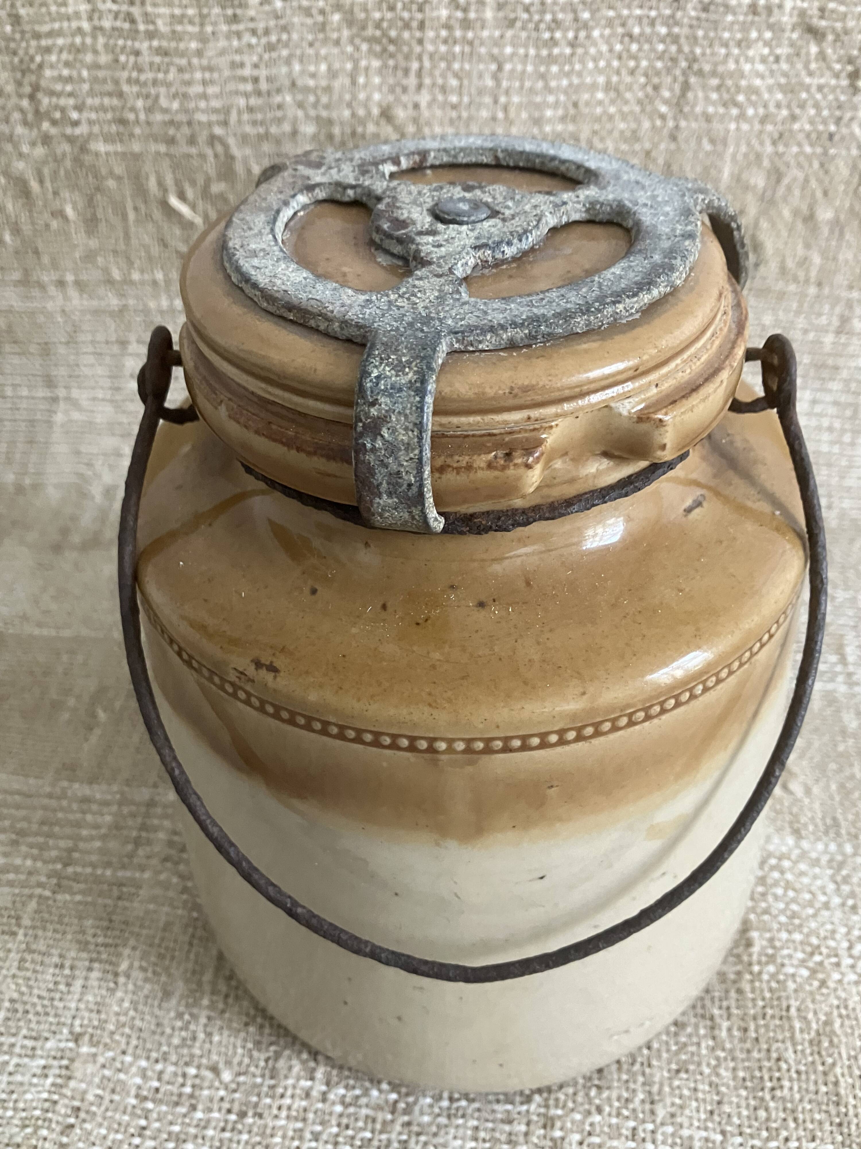 Two-tone stoneware pot