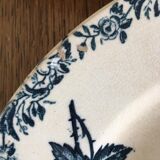 2 old flat plates decorated with dark blue roses in earthenware. Two different settings