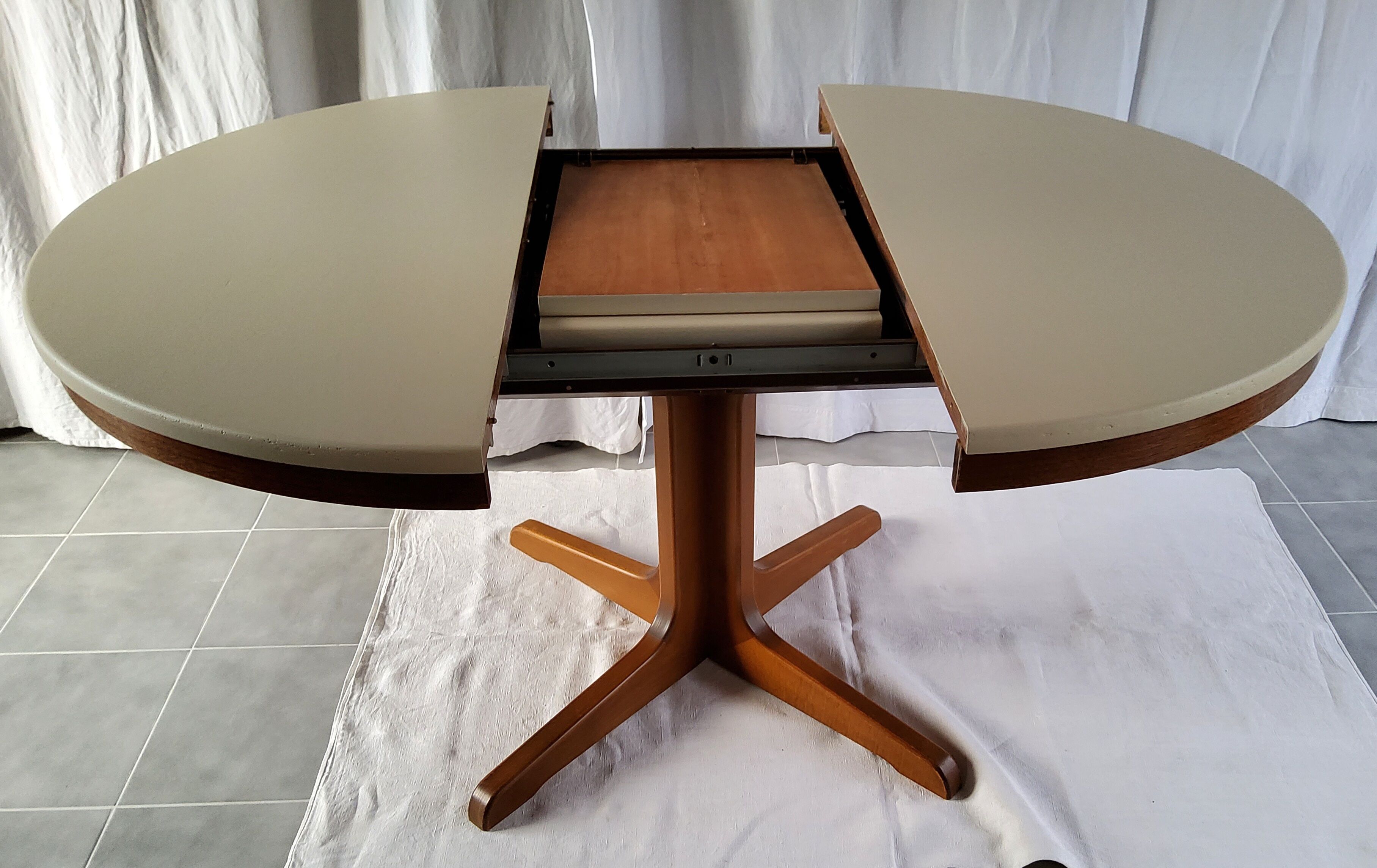 Expandable Roundtable